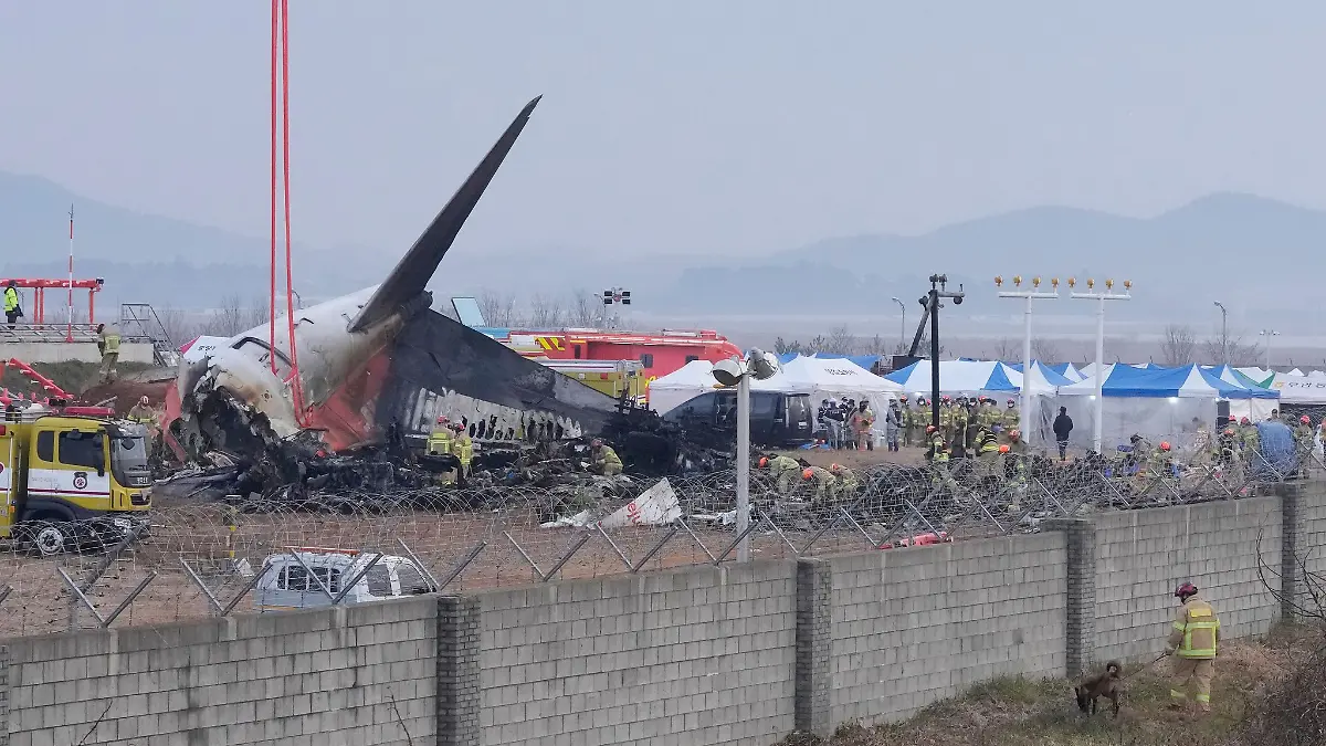 Die Maschine von Jeju Air zerschellte am Ende der Landebahn.