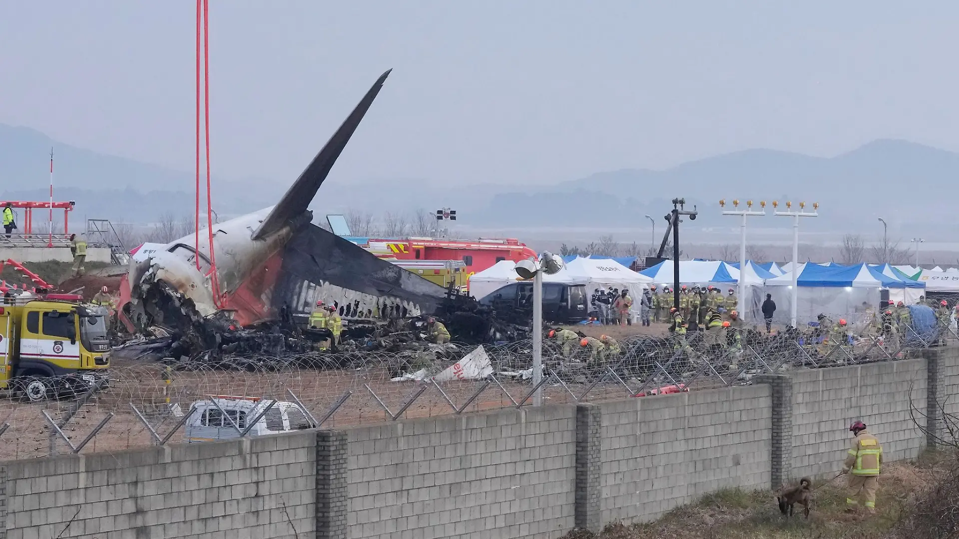 Die Maschine von Jeju Air zerschellte am Ende der Landebahn.