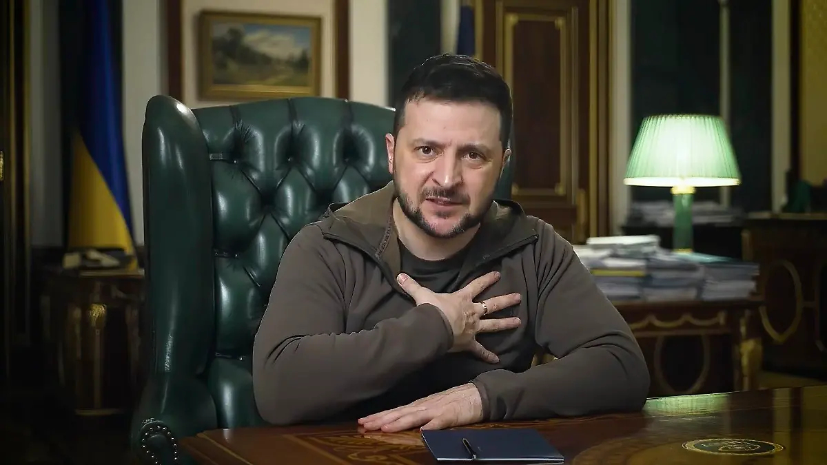 16.04.2022, Ukraine, Kiew: Dieses Videostandbild aus einem vom Pressebüro des ukrainischen Präsidenten zur Verfügung gestellte Video zeigt Wolodymyr Selenskyj, Präsident der Ukraine, während einer Videobotschaft am Samstag. Foto: Uncredited/Ukrainian Presidential Press Office/AP/dpa +++ dpa-Bildfunk +++