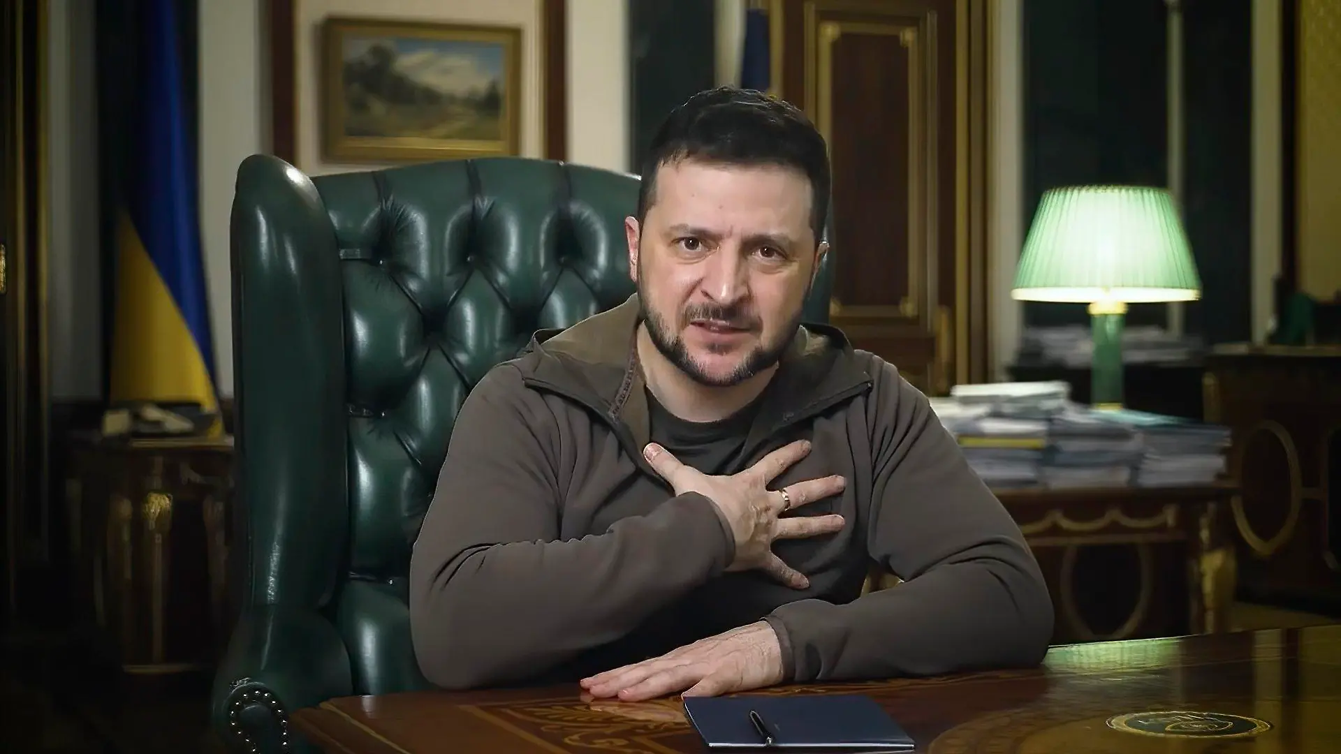 16.04.2022, Ukraine, Kiew: Dieses Videostandbild aus einem vom Pressebüro des ukrainischen Präsidenten zur Verfügung gestellte Video zeigt Wolodymyr Selenskyj, Präsident der Ukraine, während einer Videobotschaft am Samstag. Foto: Uncredited/Ukrainian Presidential Press Office/AP/dpa +++ dpa-Bildfunk +++