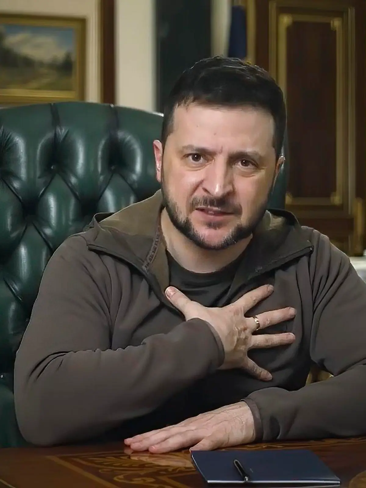 16.04.2022, Ukraine, Kiew: Dieses Videostandbild aus einem vom Pressebüro des ukrainischen Präsidenten zur Verfügung gestellte Video zeigt Wolodymyr Selenskyj, Präsident der Ukraine, während einer Videobotschaft am Samstag. Foto: Uncredited/Ukrainian Presidential Press Office/AP/dpa +++ dpa-Bildfunk +++