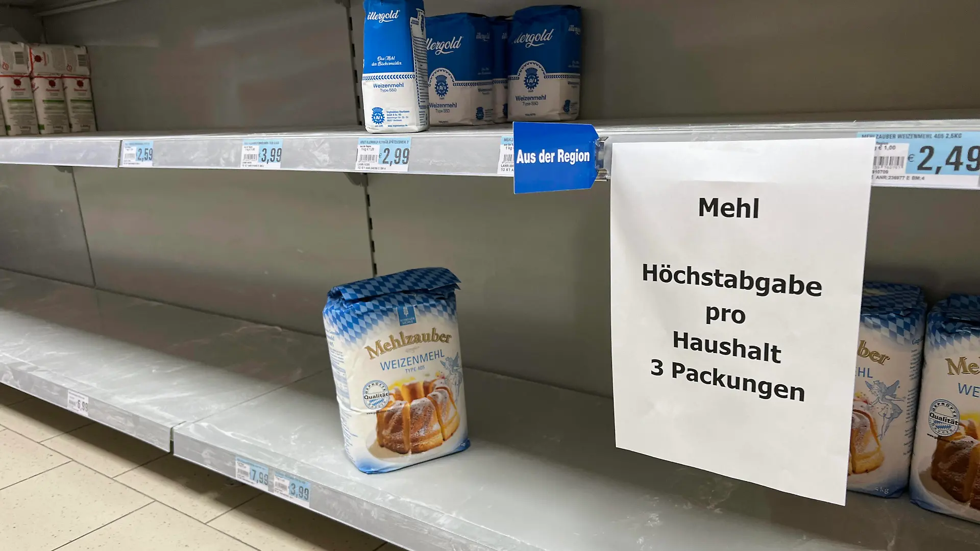  22.03.2022, Hamsterkäufe wegen Ukraine-Krieg, Kunden in einem Bad Wörishofer Supermarkt kauften große Mengen an Mehl aus Sorge vor einer Mehl-Knappheit in Deutschland. Im Regal für Mehle klaffen Lücken. Der Markt rationiert den Einkauf mit dem Schild: Mehl: Höchstabgabe 3 Packungen pro Haushalt 22.03.2022, Hamsterkäufe wegen Ukraine-Krieg 22.03.2022, Hamsterkäufe wegen Ukraine-Krieg *** 22 03 2022, hoarding purchases because of Ukraine war, customers in a Bad Wörishofer supermarket bought large quantities of flour out of concern about a flour shortage in Germany On the shelf for flours gaps The market rationed the purchase with the sign flour maximum 3 packages per household 22 03 2022, hoarding purchases because of Ukraine war 22
