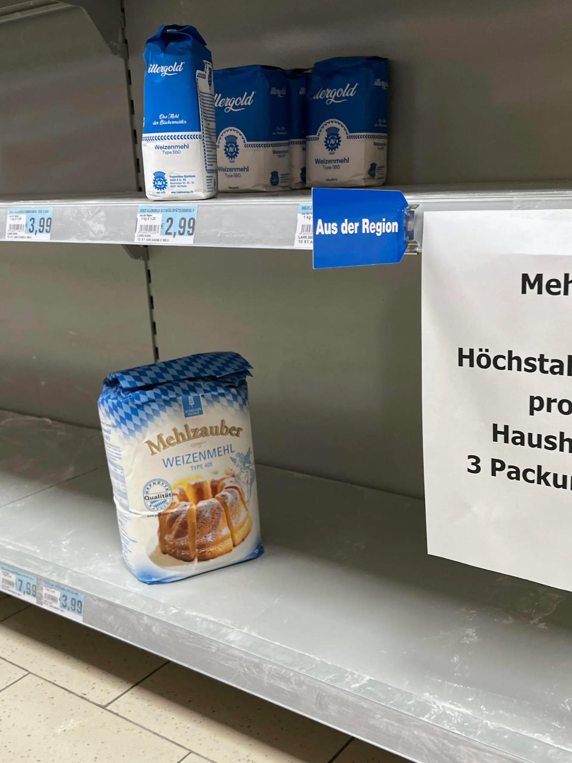  22.03.2022, Hamsterkäufe wegen Ukraine-Krieg, Kunden in einem Bad Wörishofer Supermarkt kauften große Mengen an Mehl aus Sorge vor einer Mehl-Knappheit in Deutschland. Im Regal für Mehle klaffen Lücken. Der Markt rationiert den Einkauf mit dem Schild: Mehl: Höchstabgabe 3 Packungen pro Haushalt 22.03.2022, Hamsterkäufe wegen Ukraine-Krieg 22.03.2022, Hamsterkäufe wegen Ukraine-Krieg *** 22 03 2022, hoarding purchases because of Ukraine war, customers in a Bad Wörishofer supermarket bought large quantities of flour out of concern about a flour shortage in Germany On the shelf for flours gaps The market rationed the purchase with the sign flour maximum 3 packages per household 22 03 2022, hoarding purchases because of Ukraine war 22
