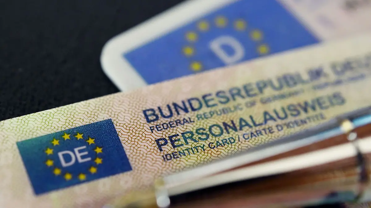 Auf dem deutschen Personalausweis sind Fingerabdrücke in einem Chip gespeichert (Archivbild).