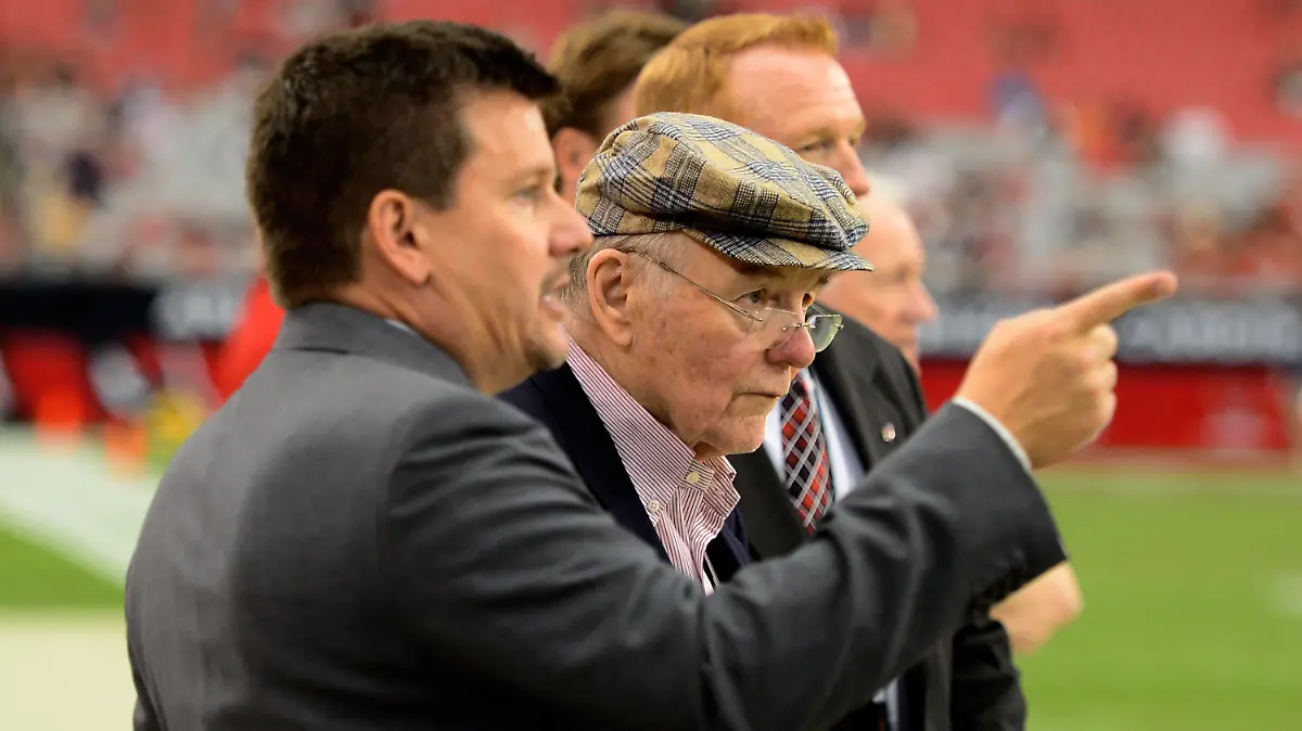 USA TODAY Sports Images-Archive Nov. 25, 2012 Glendale, AZ, USA: Arizona Cardinals president Michael Bidwill left with father and team owner Bill Bidwill on the sidelines against the St. Louis Rams at University of Phoenix Stadium. Glendale Arizona USA, EDITORIAL USE ONLY PUBLICATIONxINxGERxSUIxAUTxONLY Copyright: xMarkxJ.xRebilas-USAxTODAYxSportsx 6836946