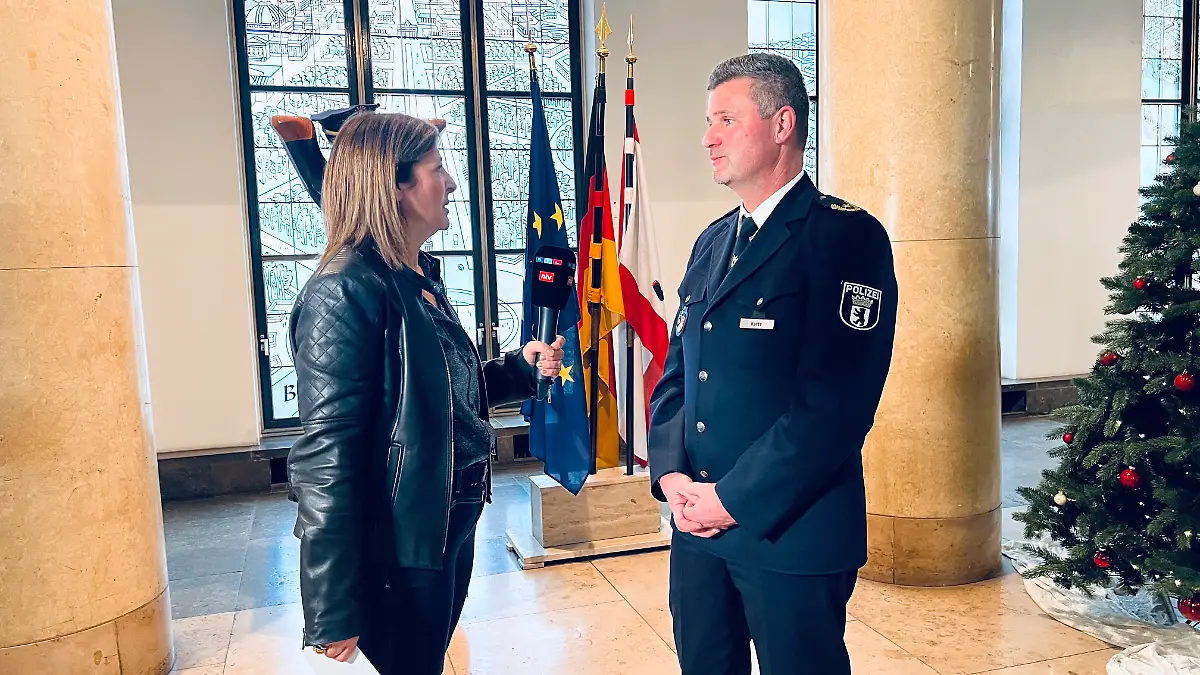 Der Silvester-Einsatzleiter der Berliner Polizei Stephan Katte im Interview mit RTL-Reporterin Kathrin Gräbener