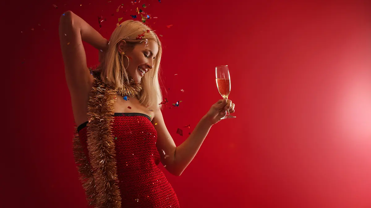 Jedes Jahr an Silvester versuchen viele Menschen, mit Bräuchen das neue Jahr zu beeinflussen, zum Beispiel mit roter Unterwäsche. Doch was soll das bringen?