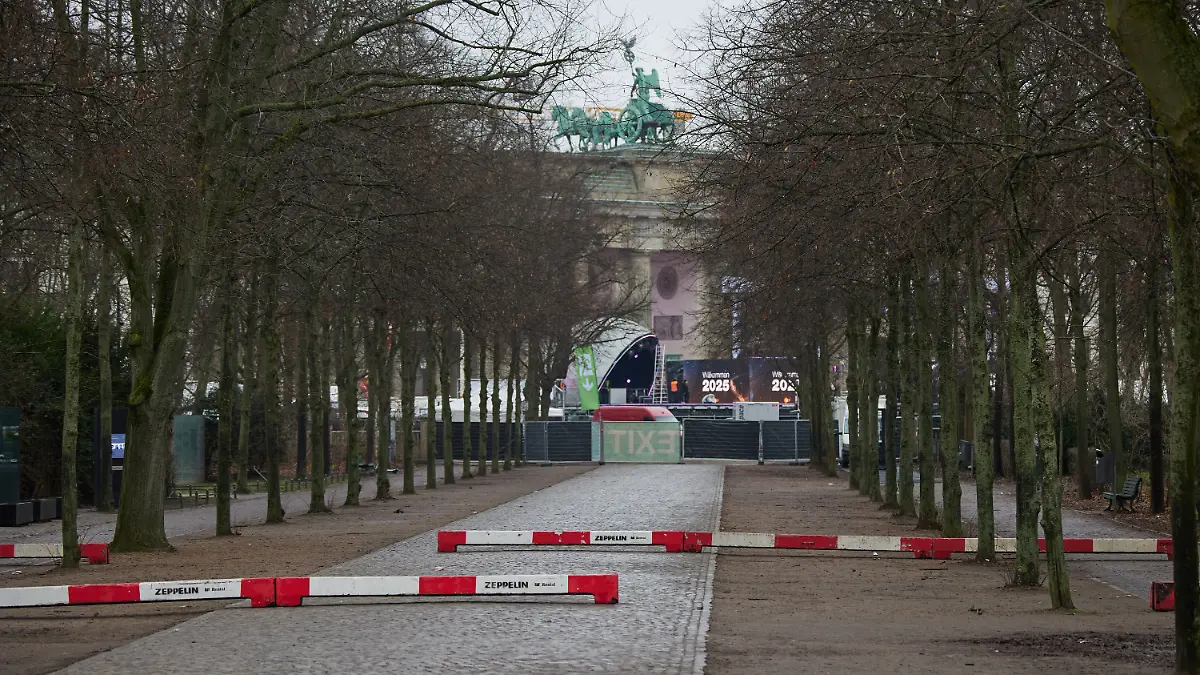 Fahrzeugsperren sind in Sichtweite des Brandenburger Tors zu sehen. Tausende Menschen werden morgen wieder bei Deutschlands größter Silvesterparty den Jahreswechsel vor dem Brandenburger Tor feiern.