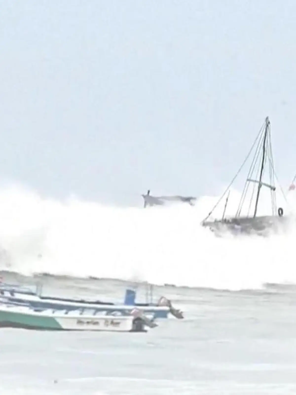 Bild zu: "Fischer in Not! XXL-Wellen verschlingen Boote"