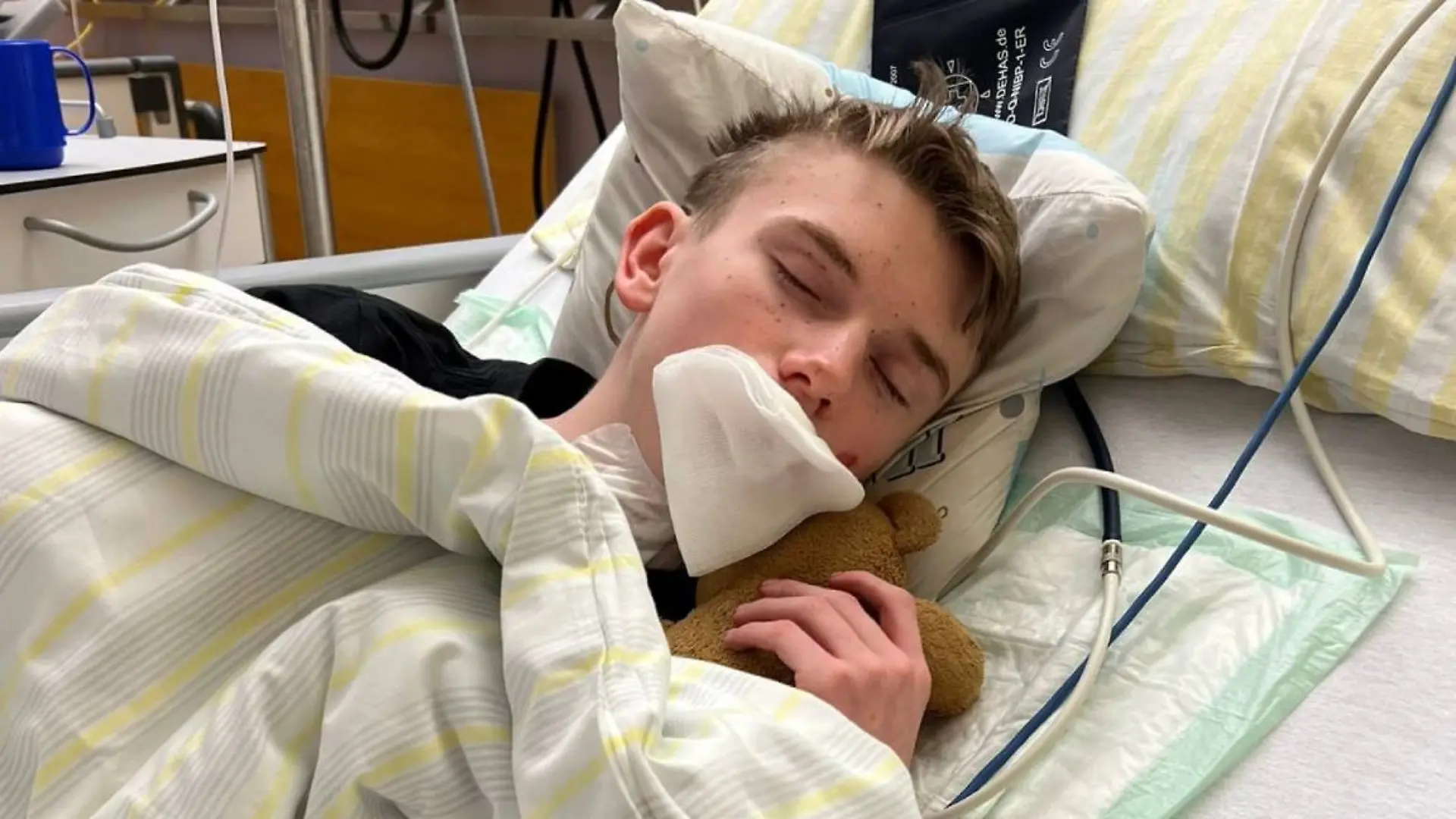 Tagelang muss Kenny im Krankenhaus bleiben.