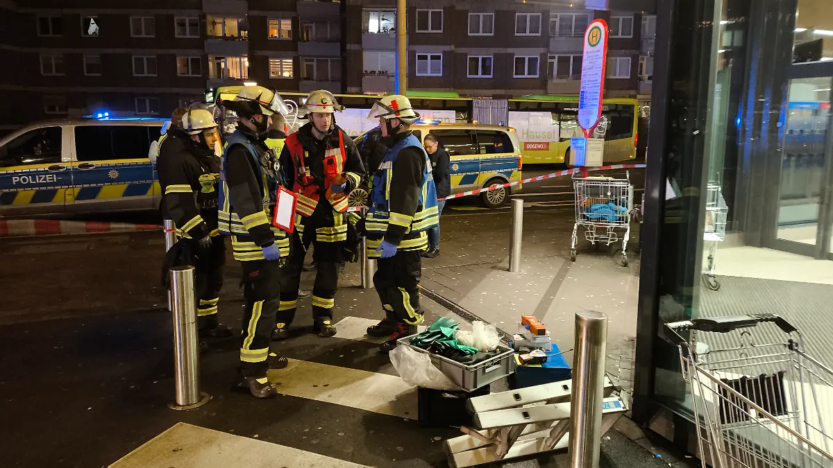 Einsatzkräfte vor dem Supermarkt