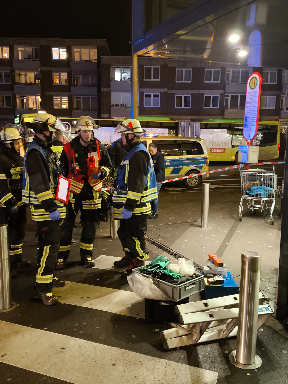 Einsatzkräfte vor dem Supermarkt