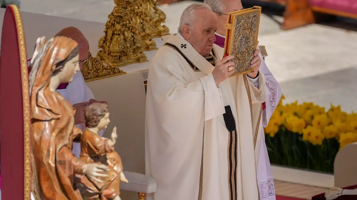 17.04.2022, Vatikan, Vatikanstadt: Papst Franziskus hält das Evangelienbuch während der katholischen Ostermesse auf dem Petersplatz hoch. Der Papst hält erstmals wieder seit Beginn der Corona-Pandemie den Gottesdienst zur Auferstehung Jesu Christi mit dem anschließenden Segen «Urbi et Orbi» auf dem Petersplatz vor Besuchern. Foto: Alessandra Tarantino/AP/dpa +++ dpa-Bildfunk +++