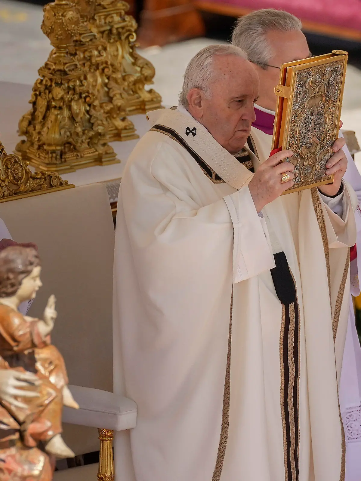 17.04.2022, Vatikan, Vatikanstadt: Papst Franziskus hält das Evangelienbuch während der katholischen Ostermesse auf dem Petersplatz hoch. Der Papst hält erstmals wieder seit Beginn der Corona-Pandemie den Gottesdienst zur Auferstehung Jesu Christi mit dem anschließenden Segen «Urbi et Orbi» auf dem Petersplatz vor Besuchern. Foto: Alessandra Tarantino/AP/dpa +++ dpa-Bildfunk +++