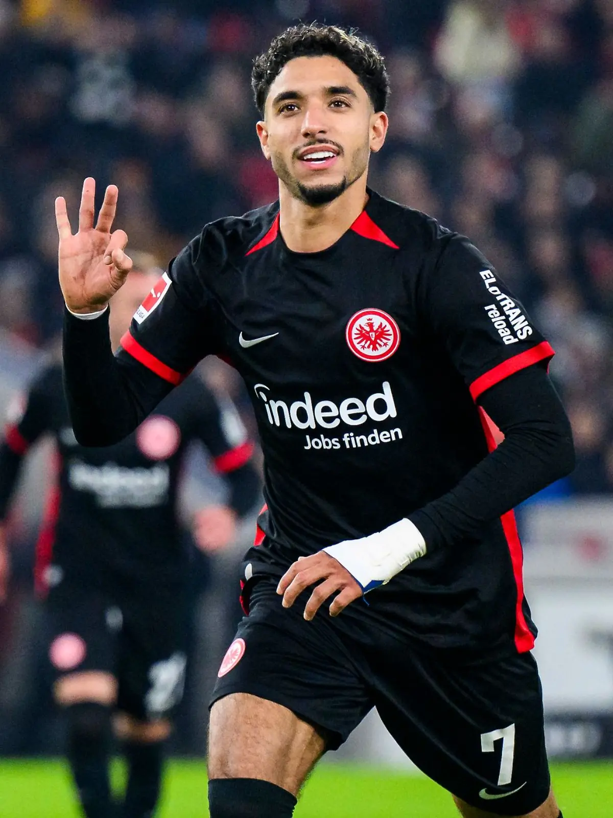 Bild zu: "Eintracht-Star Marmoush soll Mega-Vertrag bei Man City unterschreiben!"