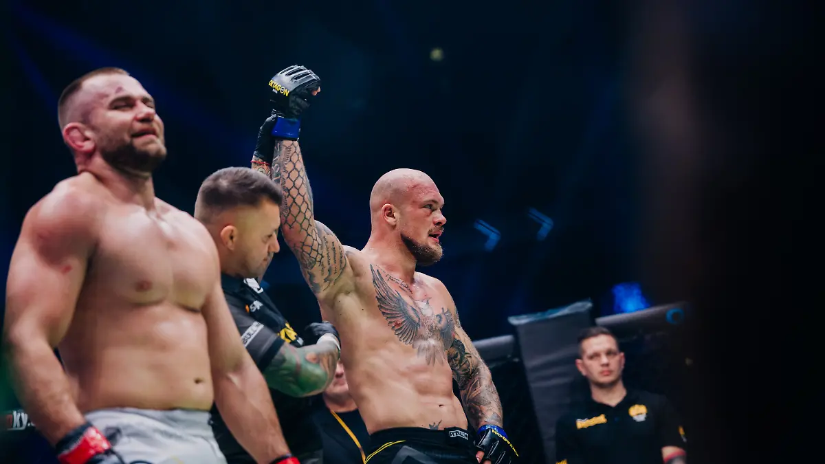 MMA-Fighter Daniel Schwindt (r.) bejubelt seinen Debüt-Erfolg