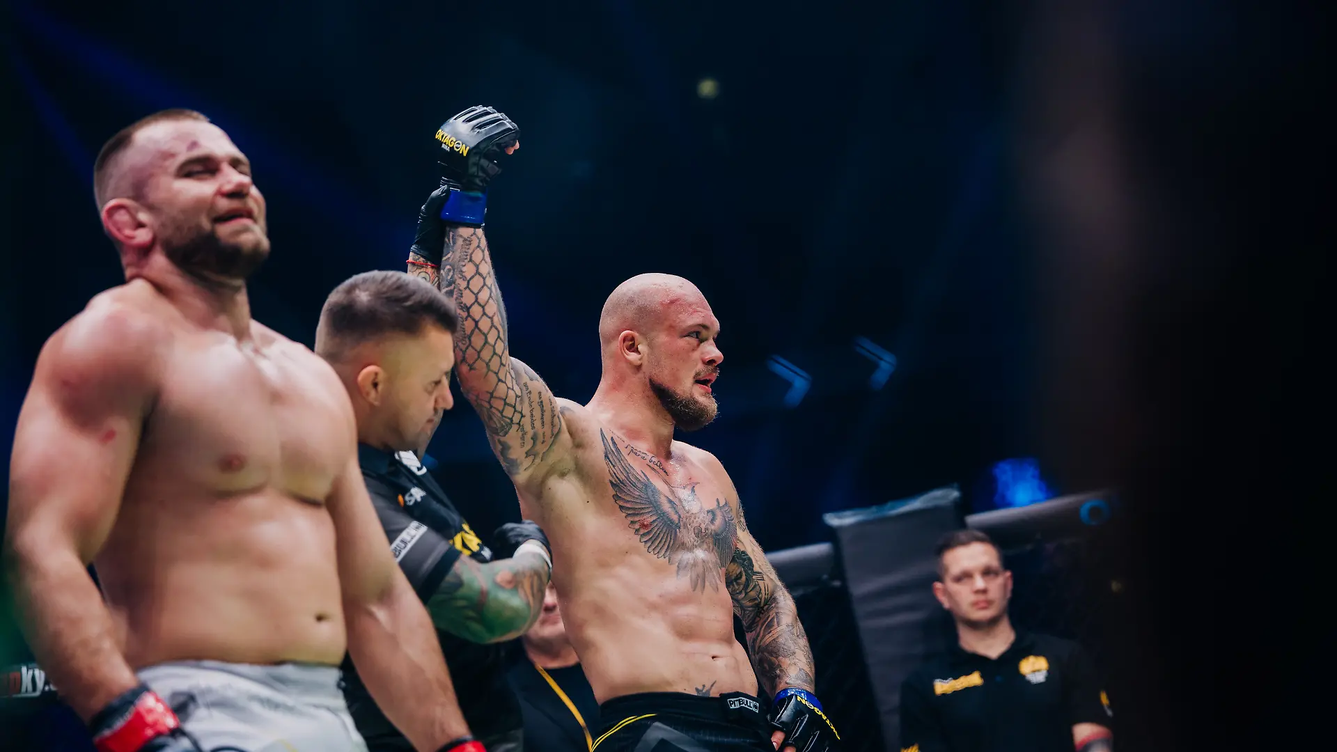 MMA-Fighter Daniel Schwindt (r.) bejubelt seinen Debüt-Erfolg