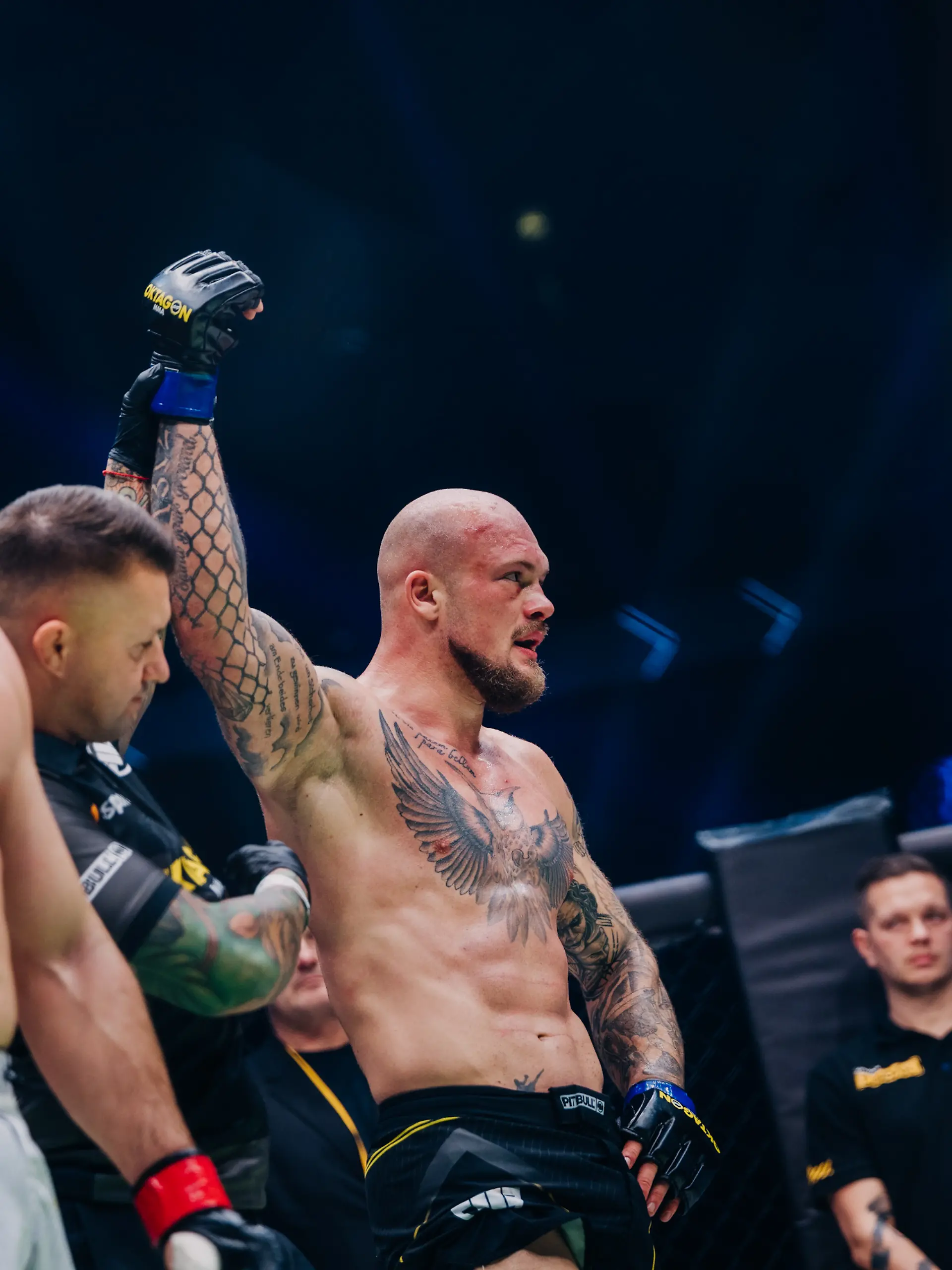 MMA-Fighter Daniel Schwindt (r.) bejubelt seinen Debüt-Erfolg