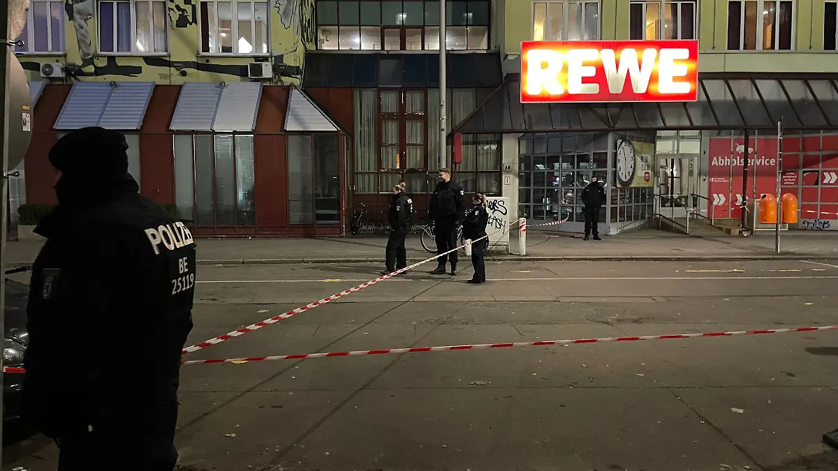 Die Polizei hat den Tatort in Charlottenburg großflächig abgesperrt.