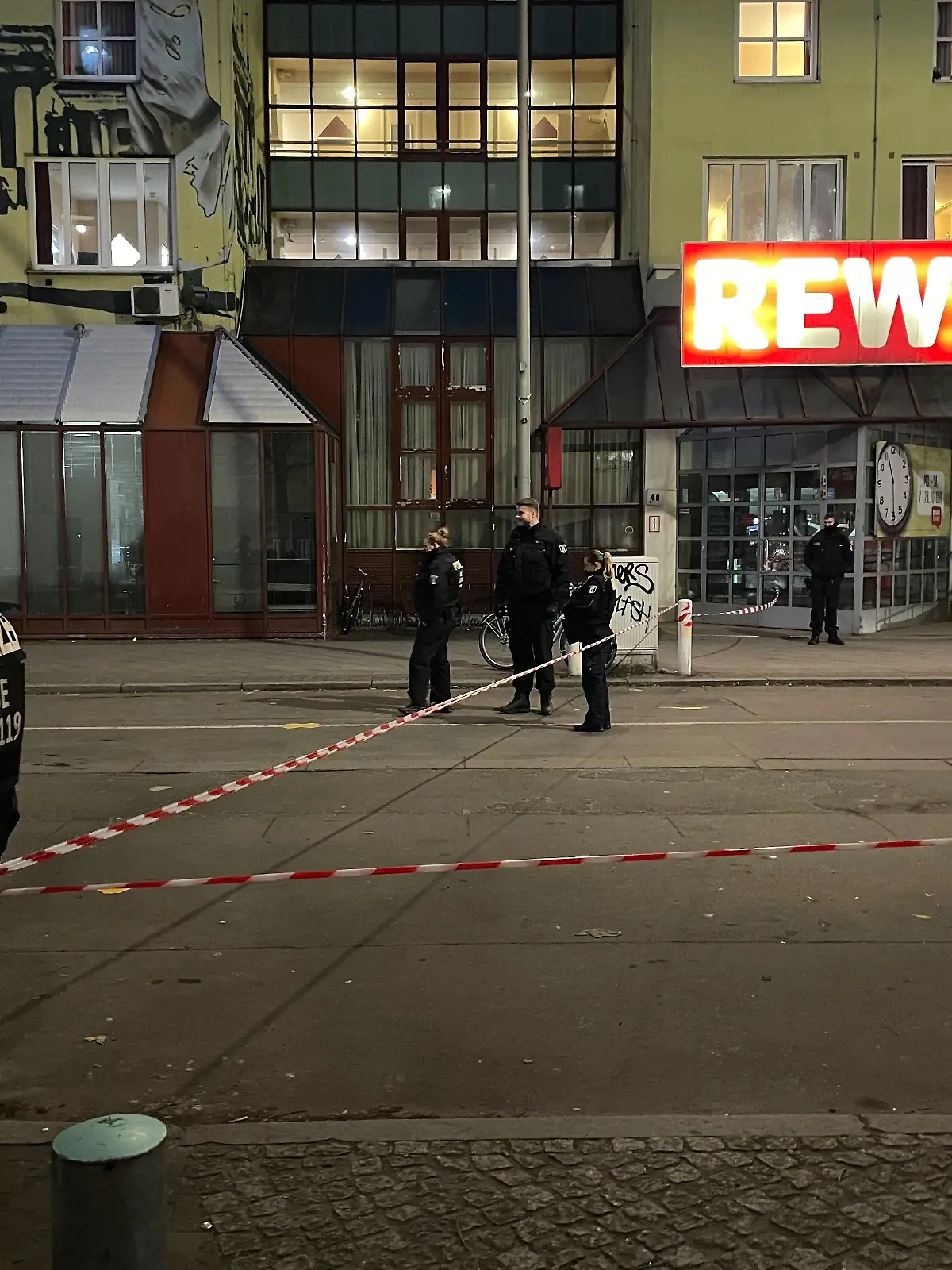 Die Polizei hat den Tatort in Charlottenburg großflächig abgesperrt.