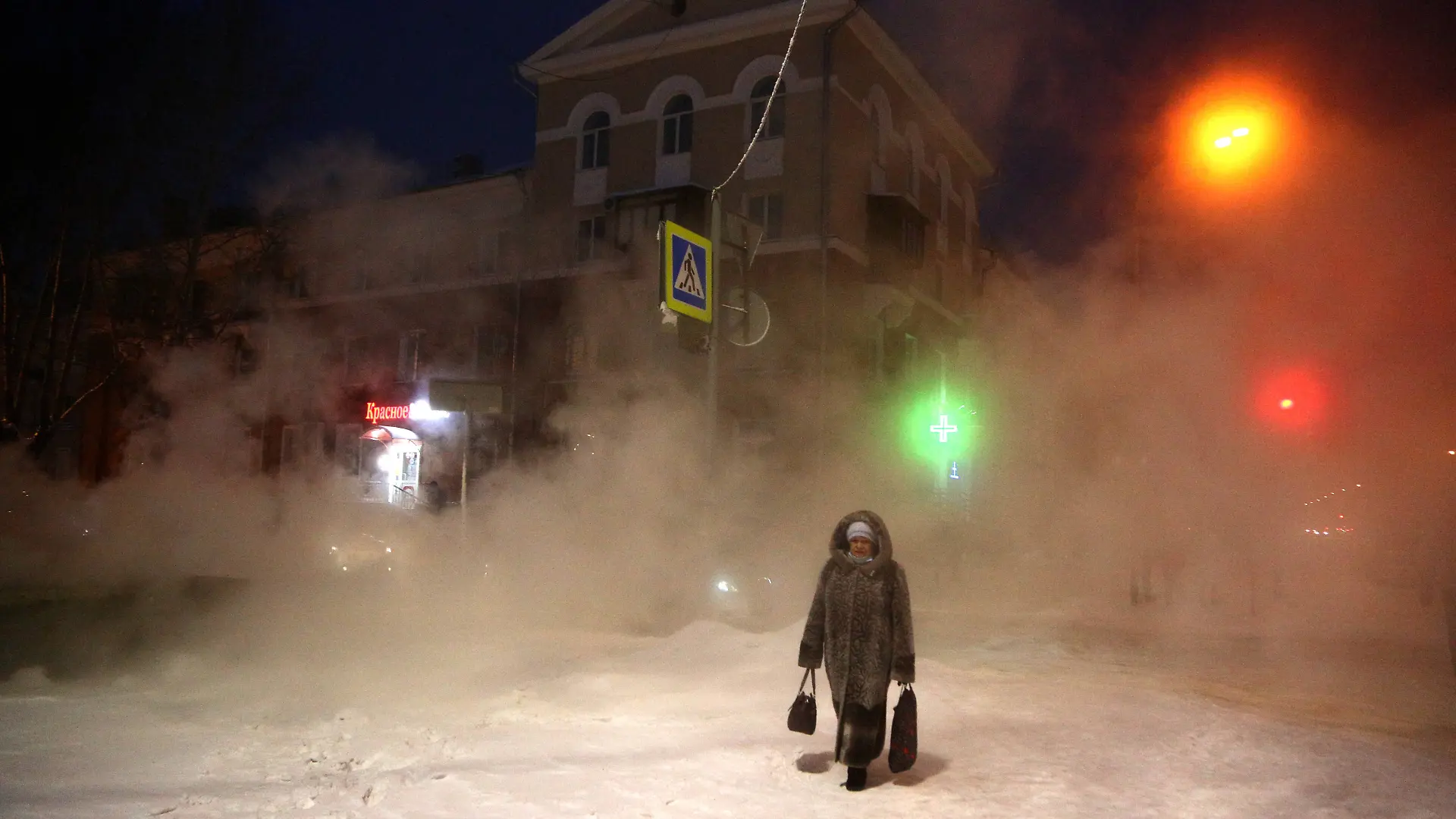 Eine Frau geht durch eine eiskalte Winternacht