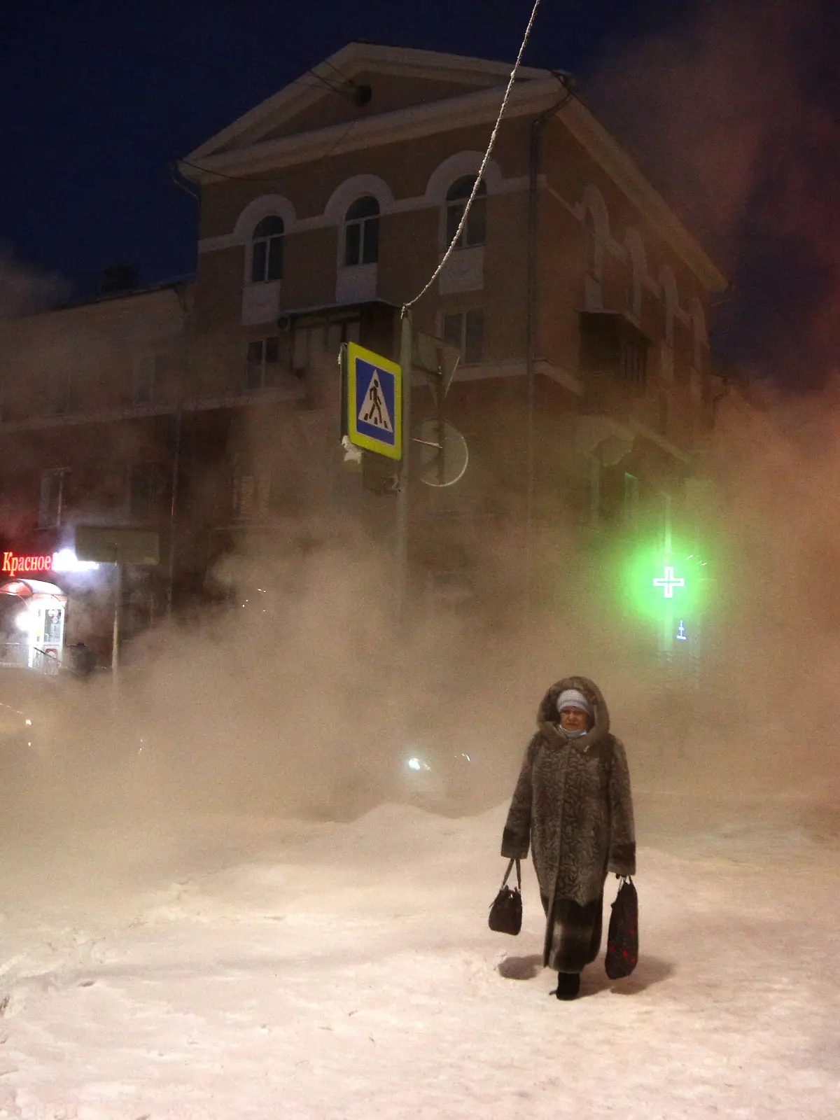  Eine Frau geht durch eine eiskalte Winternacht