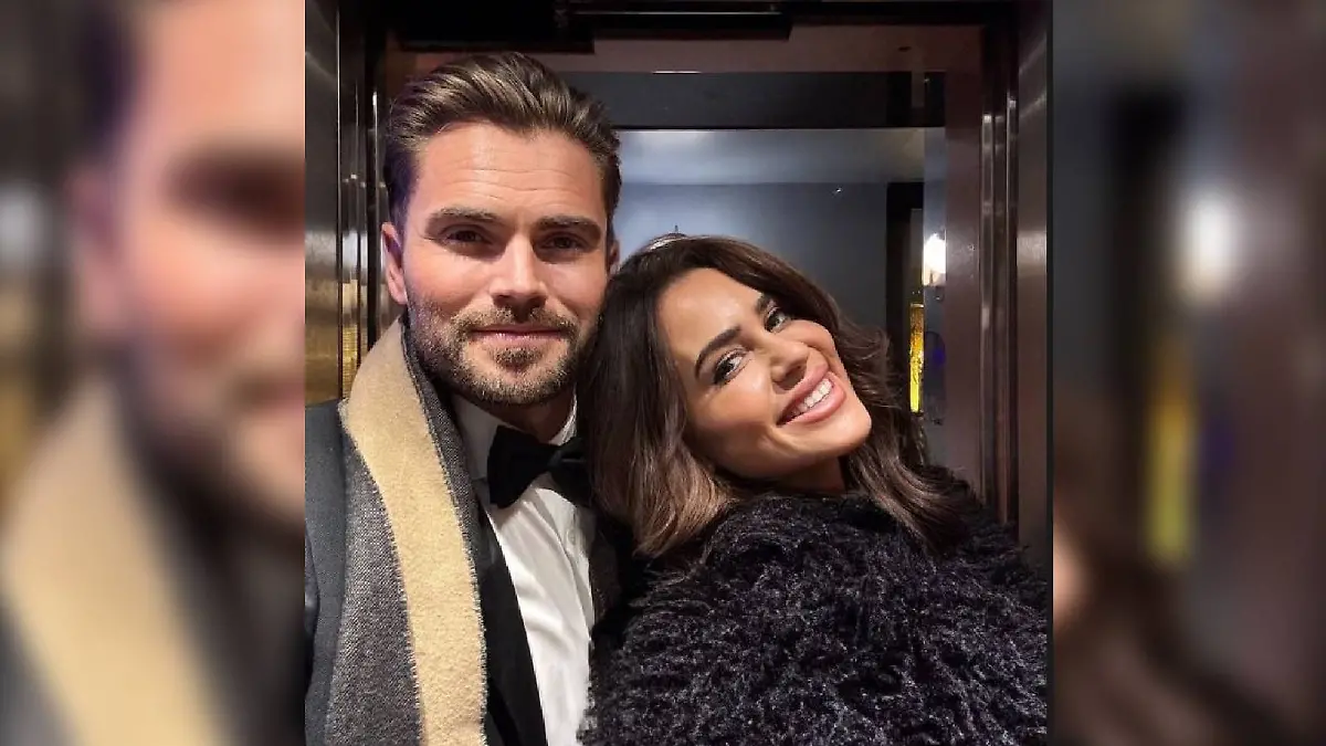 Jessica und Johannes Haller kurz nach ihrer vierten Hochzeit in Paris.