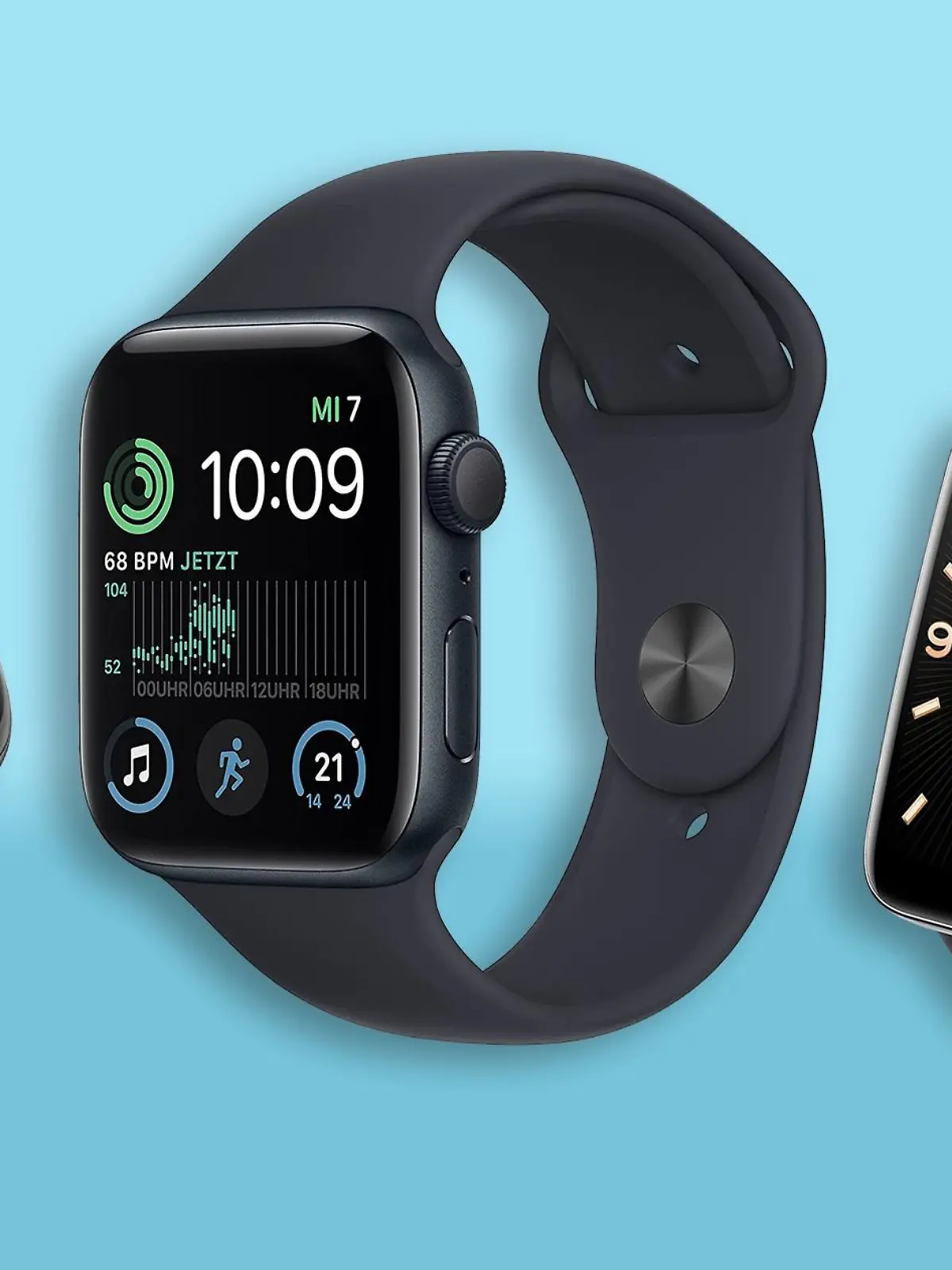 Apple-Watch, Fitbit und Xiaomi-Smartwatch 7 Pro auf blauem Hintergrund.