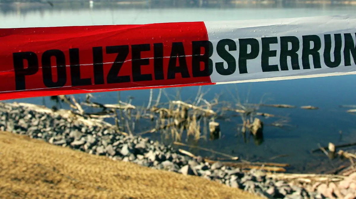 Mit einem rot-weißen Band hat die Polizei am Montag (12.03.2007) eine Stelle am Sandersdorfer See nahe Bitterfeld abgesperrt, an der am Wochenende eine Babyleiche entdeckt worden war. Das Neugeborene lag in einem blauen Plastiksack in der Uferzone, wie die Staatsanwaltschaft Dessau mitteilte. Es handele sich um ein Mädchen, dessen Nabelschnur nicht abgetrennt worden war. Das tote Mädchen ist nach Angaben der Staatsanwaltschaft in der Nacht zum Montag am Institut für Rechtsmedizin Halle untersucht worden. Dabei stellte sich heraus, dass das Kind nach der Geburt kurze Zeit gelebt hatte. Es ist das zweite tote Baby, das innerhalb weniger Tage in Sachsen-Anhalt gefunden wurde. Foto: Arno Burgi dpa/lah (zu dpa 0167 vom 12.03.2007) +++(c) dpa - Bildfunk+++