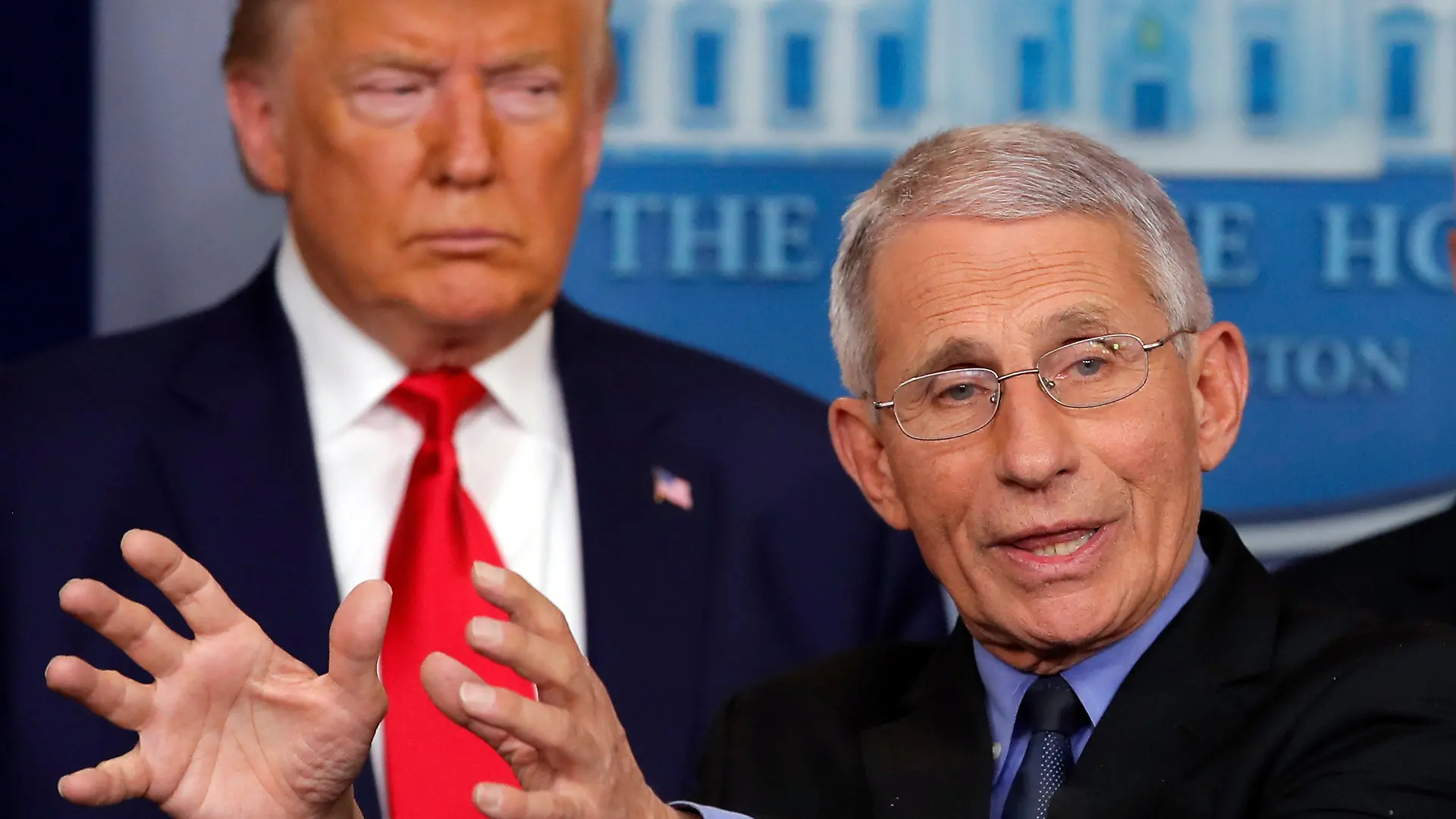 ARCHIV - 29.02.2020, USA, Washington: Donald Trump (l), Präsident der USA, steht neben Anthony Fauci, Direktor des Nationalen Instituts für Infektionskrankheiten in den USA, der während einer Pressekonferenz im Weißen Haus über die Verbreitung des neuartigen Coronavirus spricht und gestikuliert. (zu dpa: "Immunologe Fauci: Habe Teilnahme an Trump-Werbeclip nicht zugestimmt") Foto: Carolyn Kaster/AP/dpa +++ dpa-Bildfunk +++