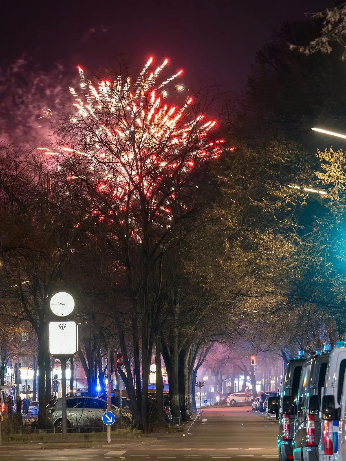 Bild zu: "Silvester 2024 im Live-Ticker: Kleinkind wegen illegalem Böller in Lebensgefahr
"
