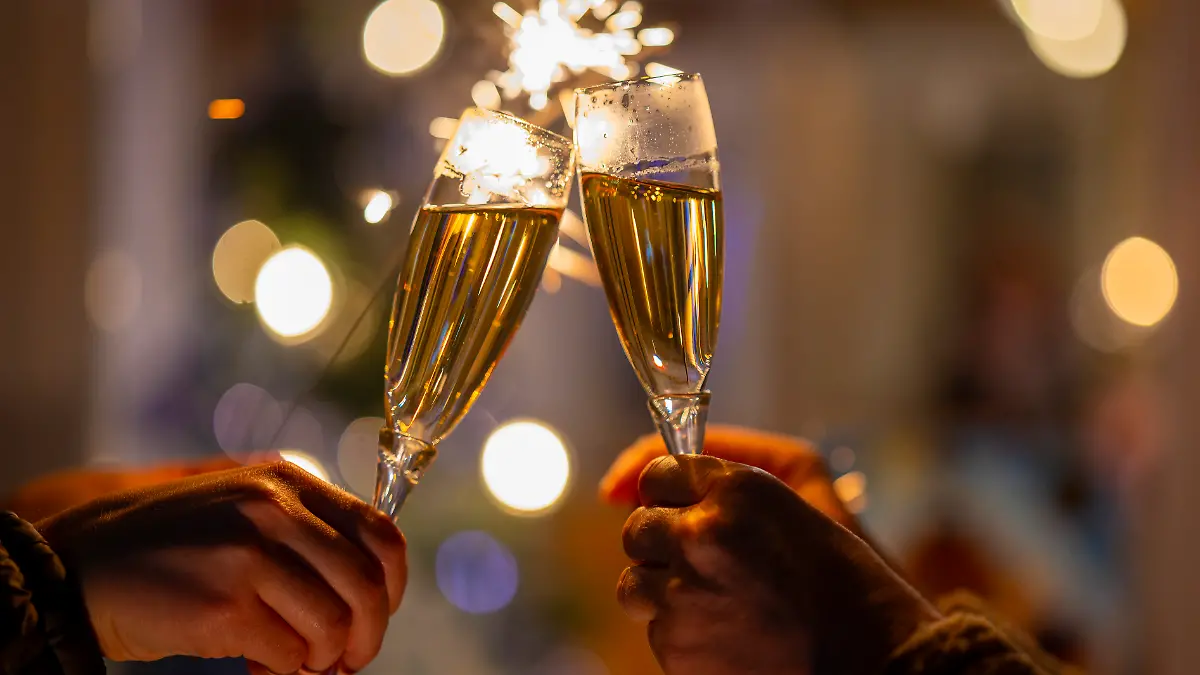 Anstoßen an Silvester. 