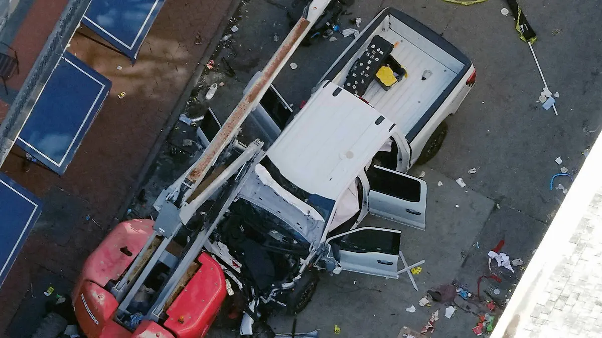 Der weiße Pickup-Truck steht auf der Bourbon Street. Die Terrorfahrt des 42-jährigen Attentäters endete an einem Kran, der auf der Straße stand.