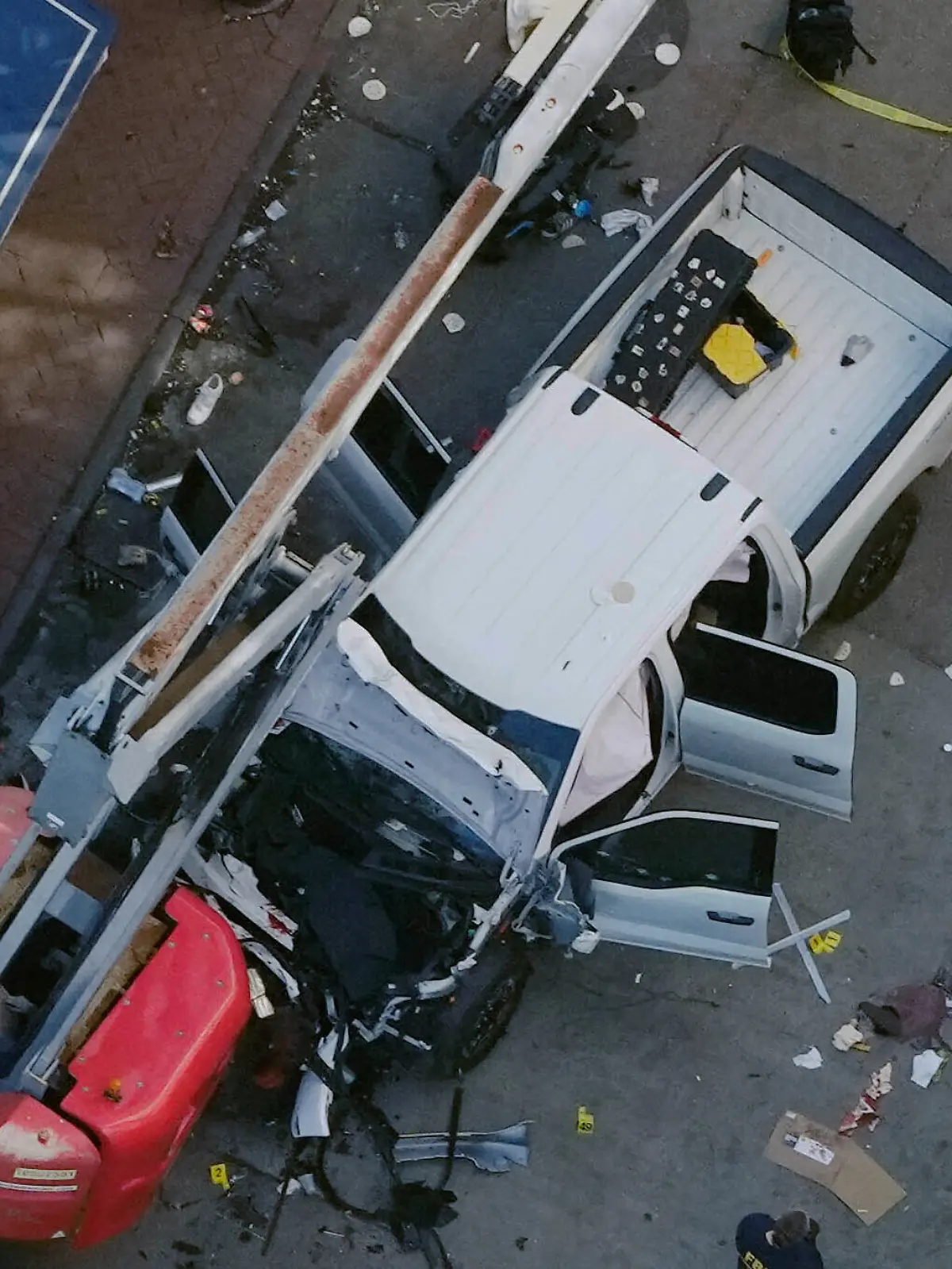 Der weiße Pickup-Truck steht auf der Bourbon Street. Die Terrorfahrt des 42-jährigen Attentäters endete an einem Kran, der auf der Straße stand.