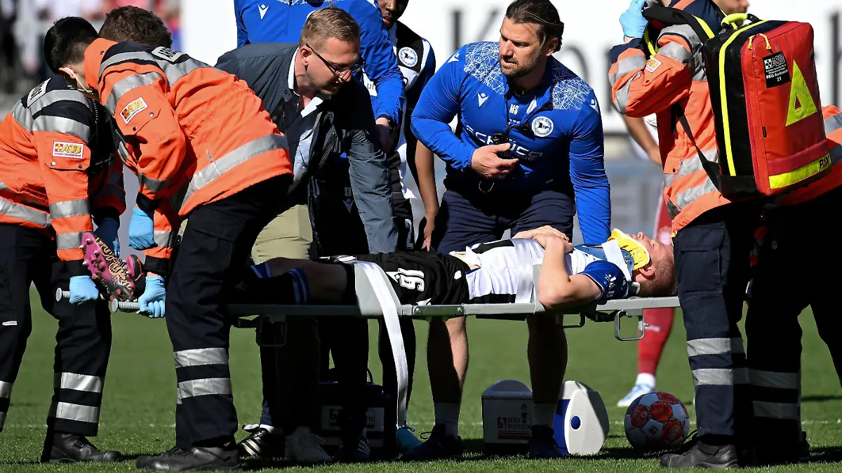  Bielefeld, Schueco Arena, 11.04.22, GER, Herren, 1.Bundesliga, Saison 2021-2022, DSC Arminia Bielefeld - FC Bayern Muenchen Bild: Fabian Kunze Bielefeld wird nach einem Zusammenprall mit Kopfverletzung vom Platz getragen Nur fuer journalistische Zwecke Only for editorial use Gemaess den Vorgaben der DFL Deutsche Fußball Liga ist es untersagt, in dem Stadion und/oder vom Spiel angefertigte Fotoaufnahmen in Form von Sequenzbildern und/oder videoaehnlichen Fotostrecken zu verwerten bzw. verwerten zu lassen. DFL regulations prohibit any use of photographs as image sequences and/or quasi-video. Nordrhein-Westfalen Deutschland *** Bielefeld, Schueco Arena, 11 04 22, GER, Men, 1 Bundesliga, Season 2021 2022, DSC Arminia Bielefeld FC Bayern Muenchen Picture Fabian Kunze Bielefeld is carried off the pitch after a collision with a head injury Only for journalistic use Only for editorial use According to the DFL Deutsche Fußball Liga regulations it is prohibited, DFL regulations prohibit any use of photographs as image sequences and or quasi video North Rhine Westphalia Germany