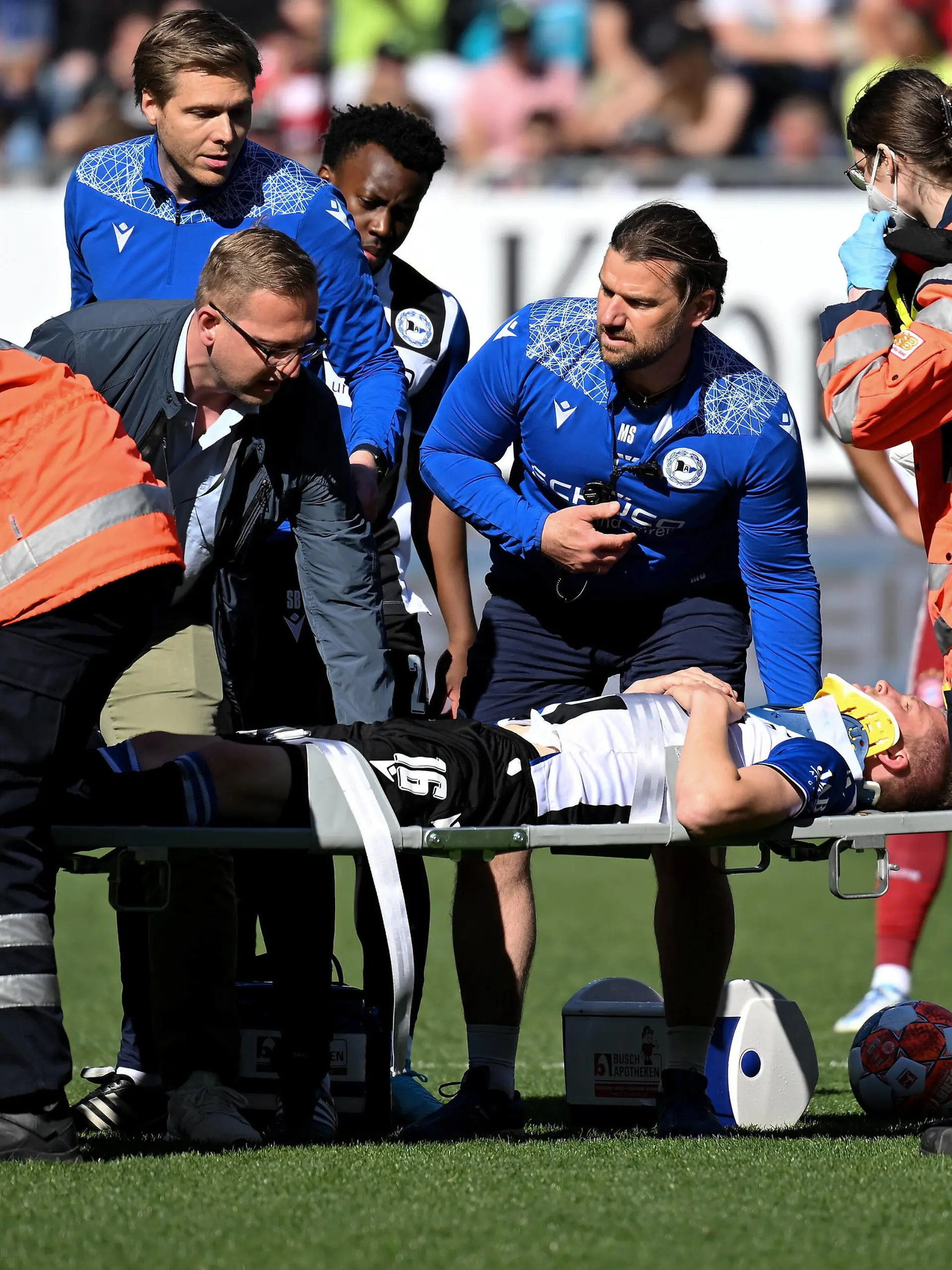  Bielefeld, Schueco Arena, 11.04.22, GER, Herren, 1.Bundesliga, Saison 2021-2022, DSC Arminia Bielefeld - FC Bayern Muenchen Bild: Fabian Kunze Bielefeld wird nach einem Zusammenprall mit Kopfverletzung vom Platz getragen Nur fuer journalistische Zwecke Only for editorial use Gemaess den Vorgaben der DFL Deutsche Fußball Liga ist es untersagt, in dem Stadion und/oder vom Spiel angefertigte Fotoaufnahmen in Form von Sequenzbildern und/oder videoaehnlichen Fotostrecken zu verwerten bzw. verwerten zu lassen. DFL regulations prohibit any use of photographs as image sequences and/or quasi-video. Nordrhein-Westfalen Deutschland *** Bielefeld, Schueco Arena, 11 04 22, GER, Men, 1 Bundesliga, Season 2021 2022, DSC Arminia Bielefeld FC Bayern Muenchen Picture Fabian Kunze Bielefeld is carried off the pitch after a collision with a head injury Only for journalistic use Only for editorial use According to the DFL Deutsche Fußball Liga regulations it is prohibited, DFL regulations prohibit any use of photographs as image sequences and or quasi video North Rhine Westphalia Germany