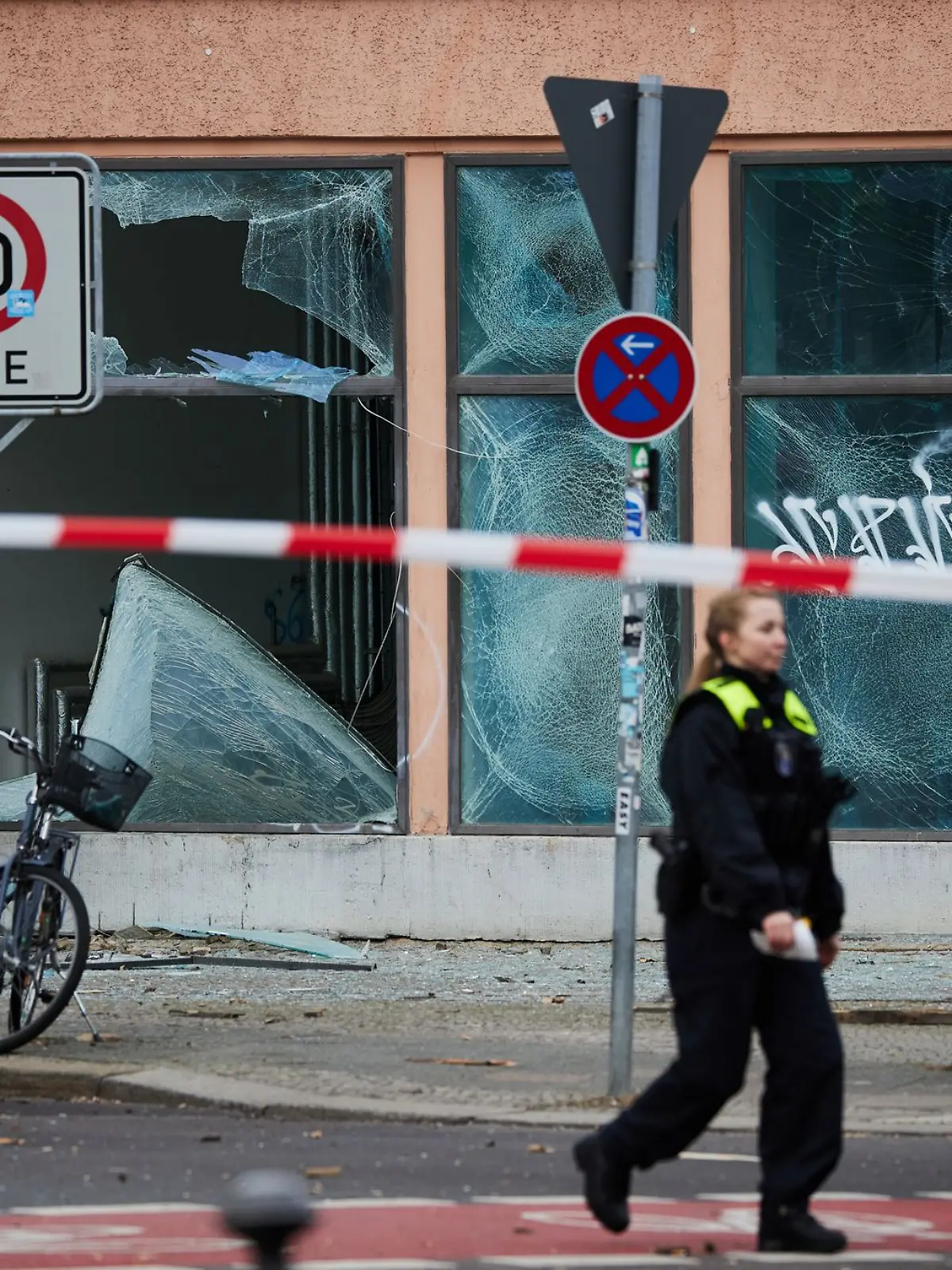 Bild zu: "Berlin: Razzia bei Teenager (17) nach Kugelbomben-Explosion an Silvester "