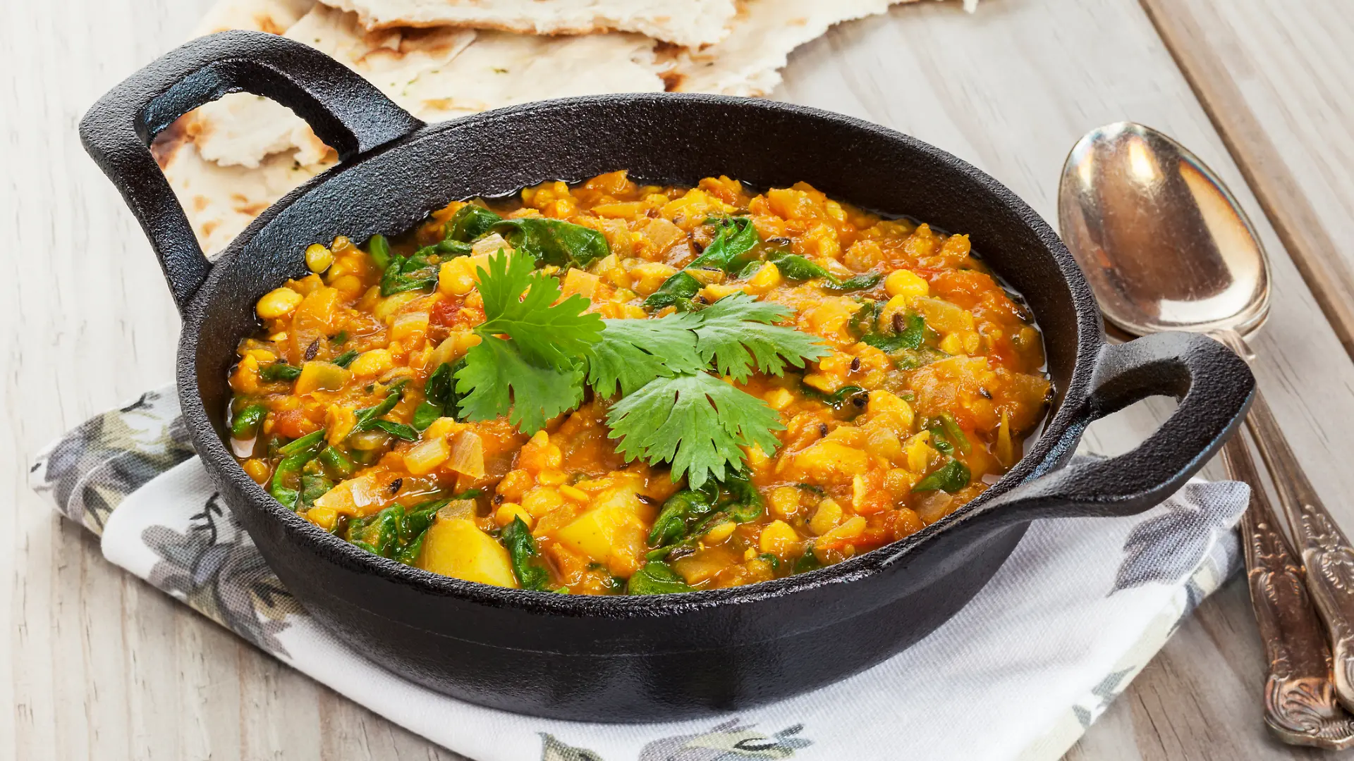 Dieses Dal wärmt uns im Winter den Magen und schmeckt hervorragend. Dass es vegan ist, ist nur ein (angenehmer) Nebeneffekt!