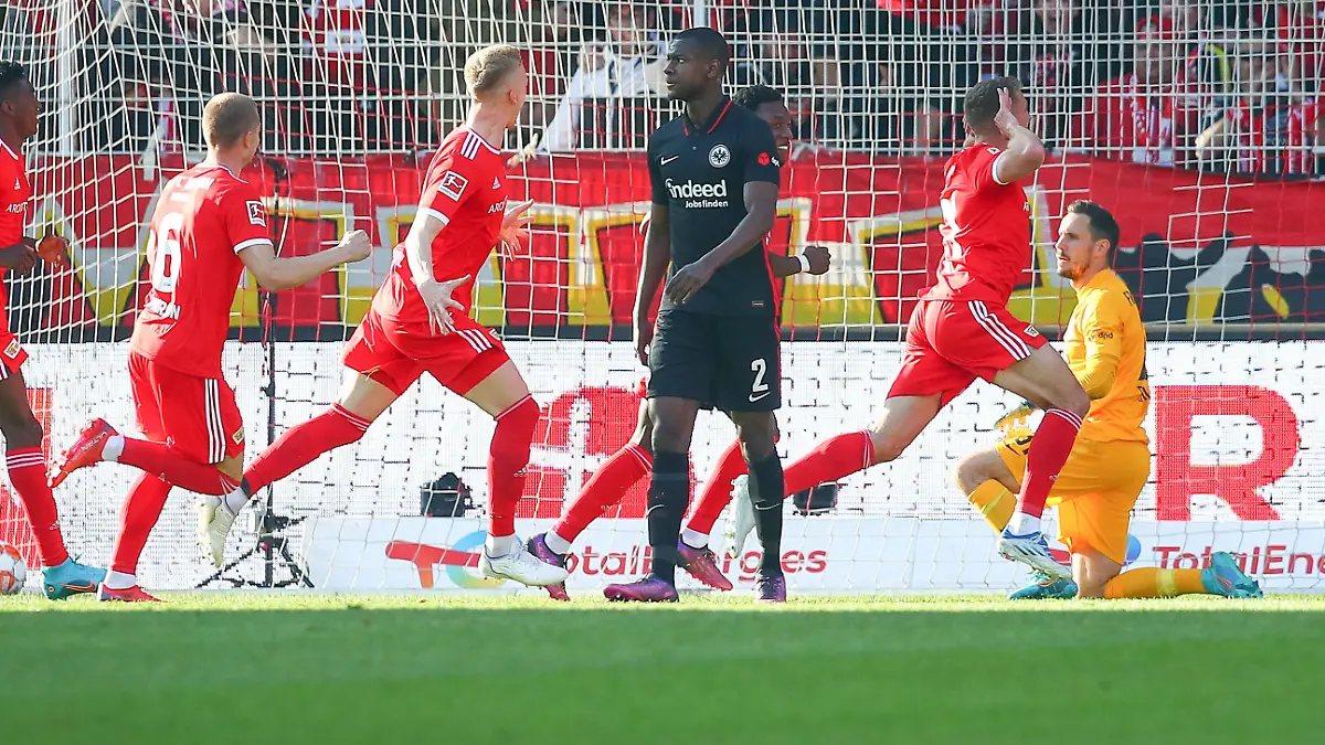 Berlin, Deutschland 17. April 2022: 1. BL - 2021/2022 - 1. FC Union Berlin vs. Eintracht Frankfurt Grischa Proemel (Union Berlin, 21) jubelt über das Tor zum 2:0, Evan Ndicka (Frankfurt, 2) ist enttäuscht // DFL regulations prohibit any use of photographs as image sequences and/or quasi-video //