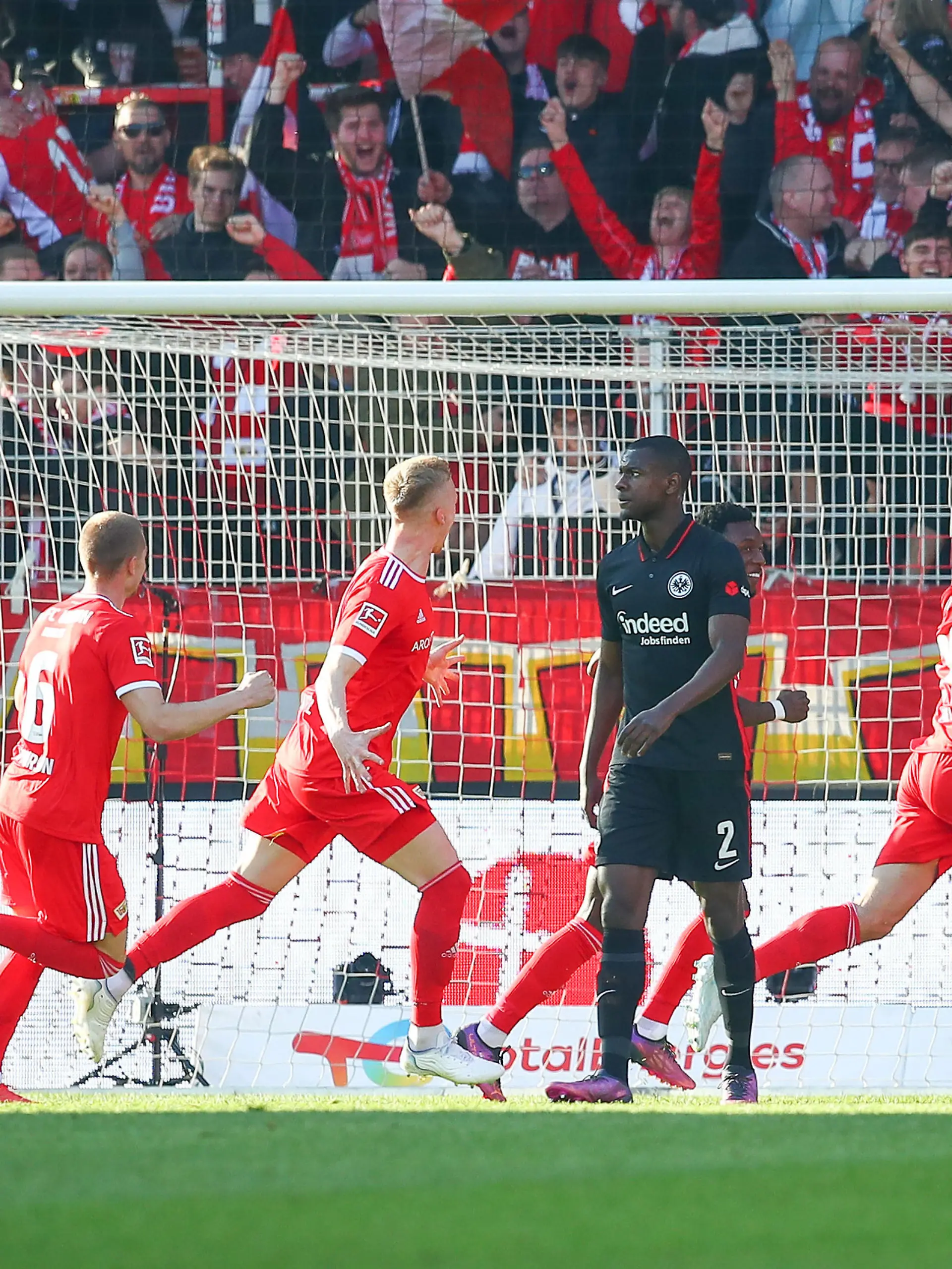 Berlin, Deutschland 17. April 2022: 1. BL - 2021/2022 - 1. FC Union Berlin vs. Eintracht Frankfurt Grischa Proemel (Union Berlin, 21) jubelt über das Tor zum 2:0, Evan Ndicka (Frankfurt, 2) ist enttäuscht // DFL regulations prohibit any use of photographs as image sequences and/or quasi-video //
