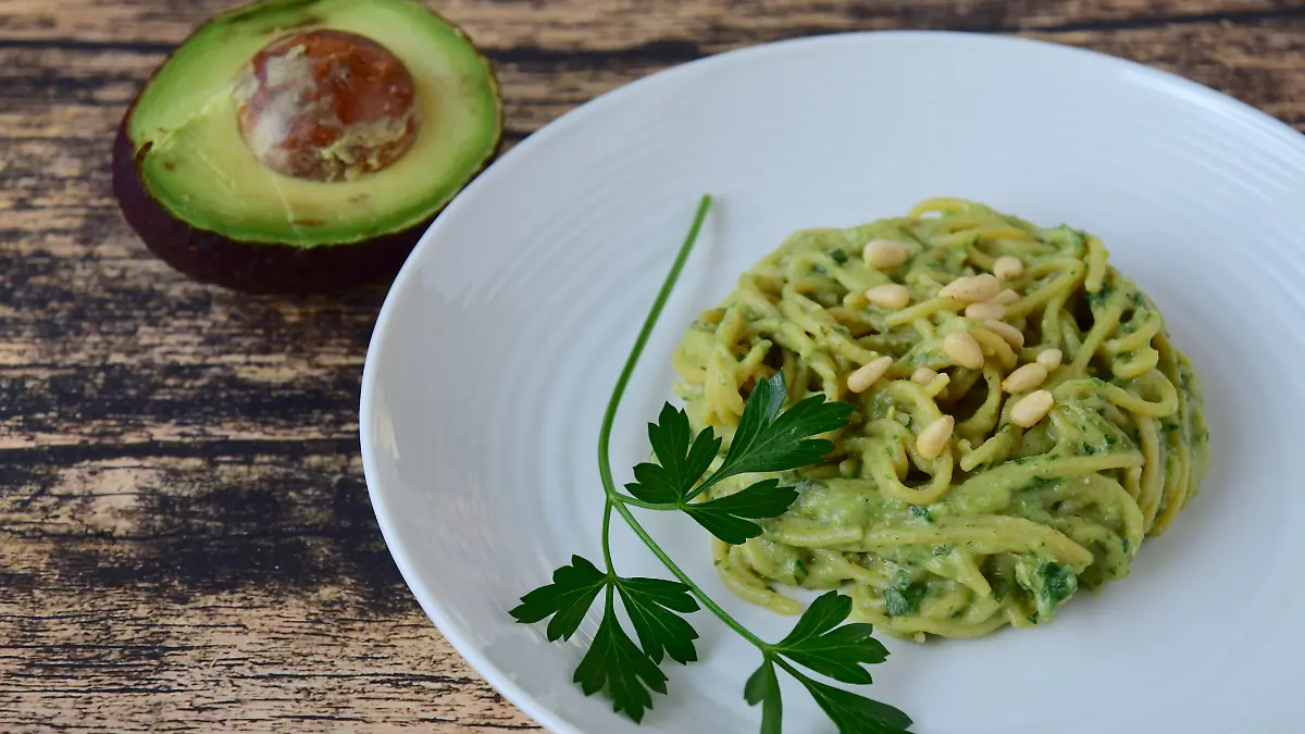 Avocado gibt’s bei euch nur auf Brot? Auch die Kombination mit Nudeln ist köstlich.