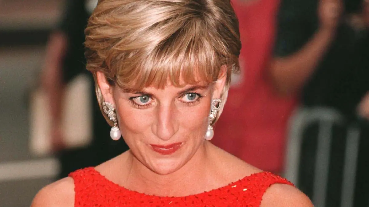 ARCHIV - 18.06.1997, USA, Washington: Prinzessin Diana kommt am Museum of Women in the Arts zu einem Gala Dinner an. Ein als ikonisch geltender roter Pullover mit Schäfchen, den Prinzessin Diana einst getragen hat, soll unter den Hammer kommen. Wie das Auktionshaus Sotheby's am 26.06.2023 mitteilte, wird das Kleidungsstück, das die damalige Verlobte des jetzigen König Charles kurz vor der gemeinsamen Hochzeit im Sommer 1981 trug, am 7. September in New York versteigert. (zu dpa "Berühmter Schafe-Pullover von Prinzessin Diana wird versteigert") Foto: John Stillwell/PA Archive/dpa +++ dpa-Bildfunk +++