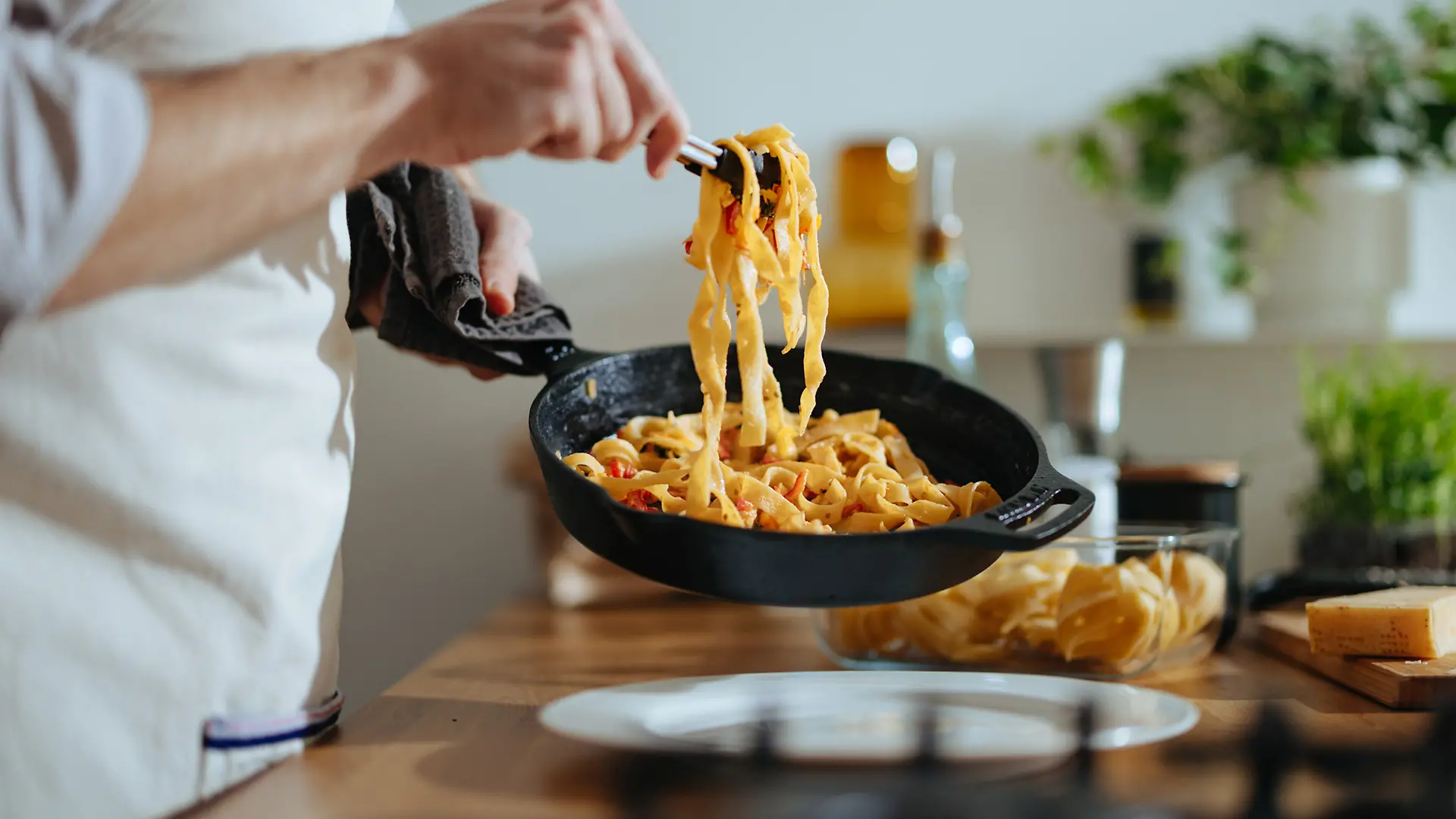 Mann hält Jamie-Oliver-Pfanne in der Hand.