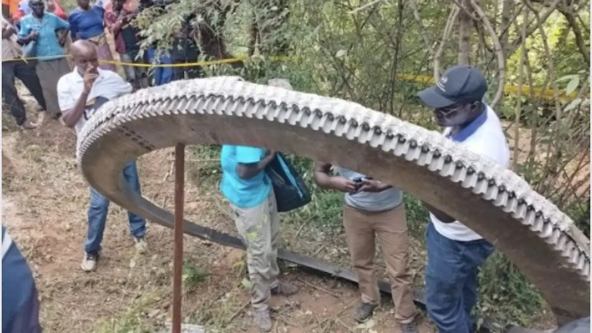 Ein 500 Kilogramm schwerer  und 2,5 Meter großer Metallring ist aus dem Orbit in ein kleines Dorf in Kenia gestürzt. 