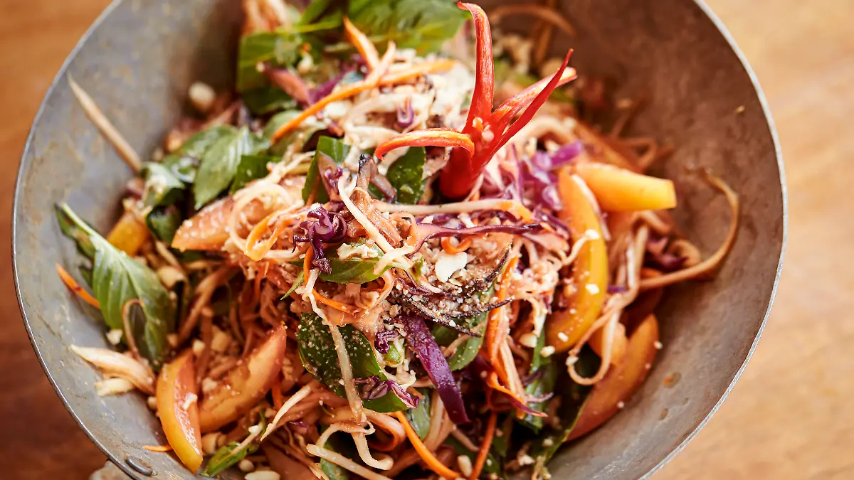 Schmeckt auch im Winter nach Sommer: eine leckere Reisnudel-Bowl