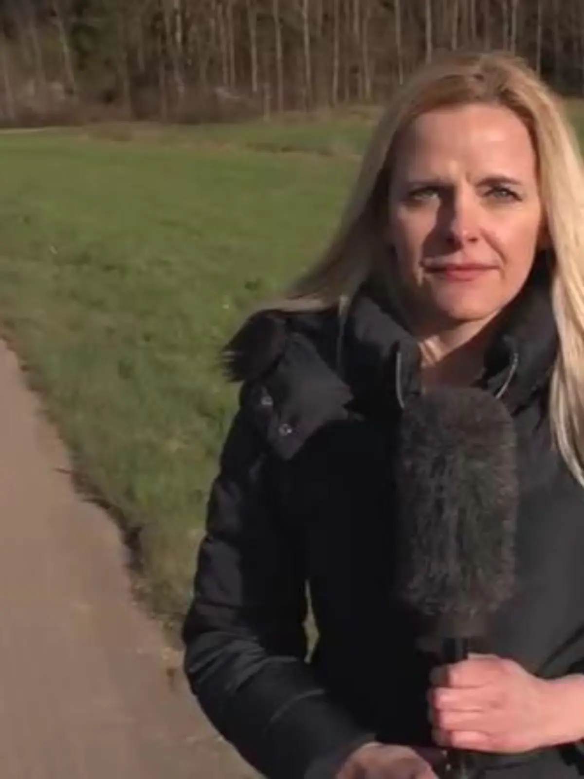RTL-Reporterin Daniela Vukovic am Unfallort. in Bayern.