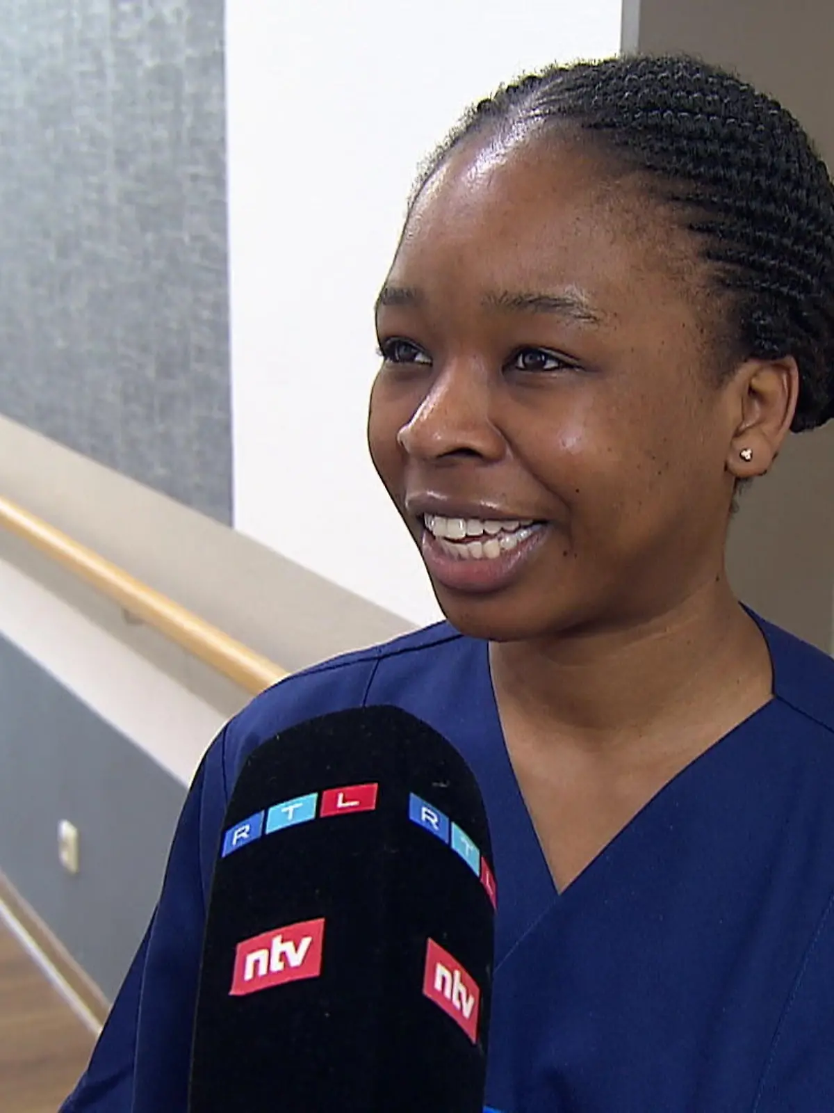 Bild zu: "Wenile (25) aus Simbabwe will Altenpflegerin werden"