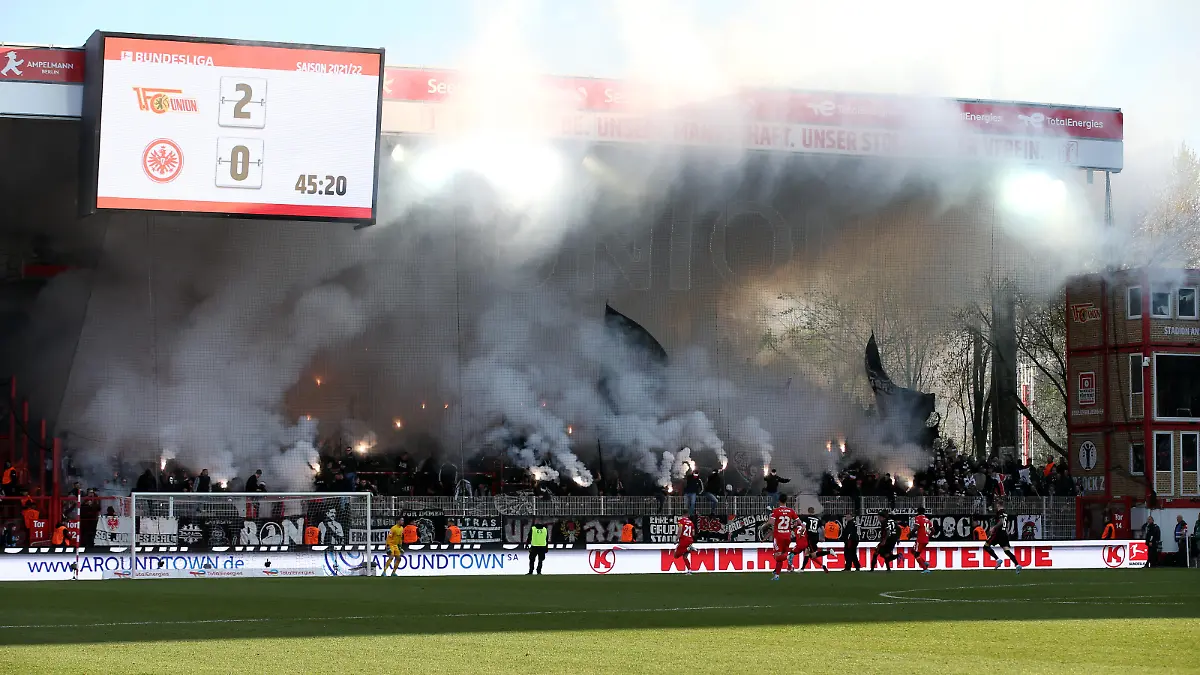 Pyrotechnik, Bengalos, Feuerwerk im Frankfurter Gästeblock / Sport / Fußball Fussball / 1.Bundesliga Herren DFL / Saison 2021/2022 / 17.04.2022 / 1.FC Union Berlin FCU vs. SG Eintracht Frankfurt SGE / DFL regulations prohibit any use of photographs as image sequences and/or quasi-video. /