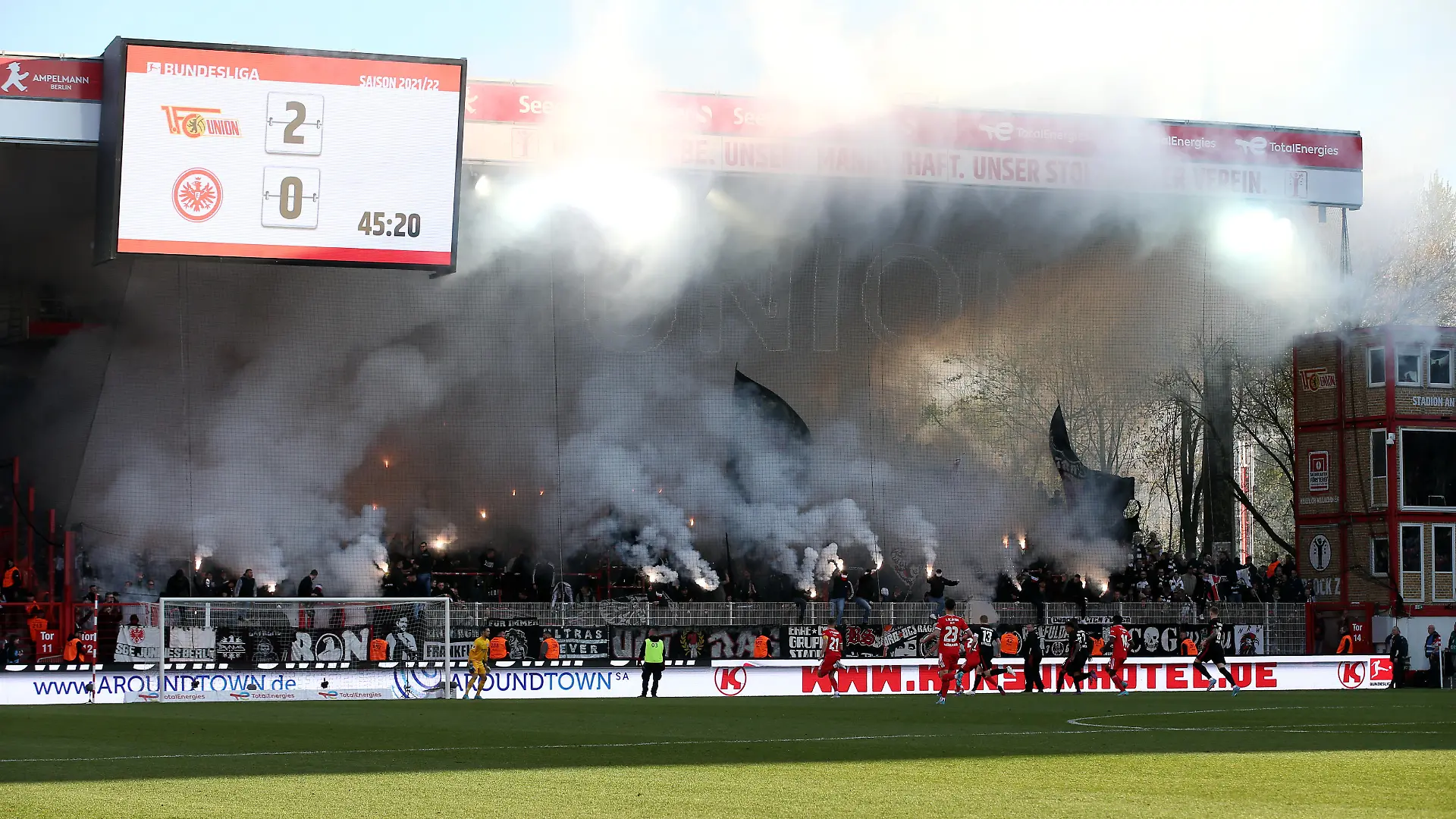 Pyrotechnik, Bengalos, Feuerwerk im Frankfurter Gästeblock / Sport / Fußball Fussball / 1.Bundesliga Herren DFL / Saison 2021/2022 / 17.04.2022 / 1.FC Union Berlin FCU vs. SG Eintracht Frankfurt SGE / DFL regulations prohibit any use of photographs as image sequences and/or quasi-video. /