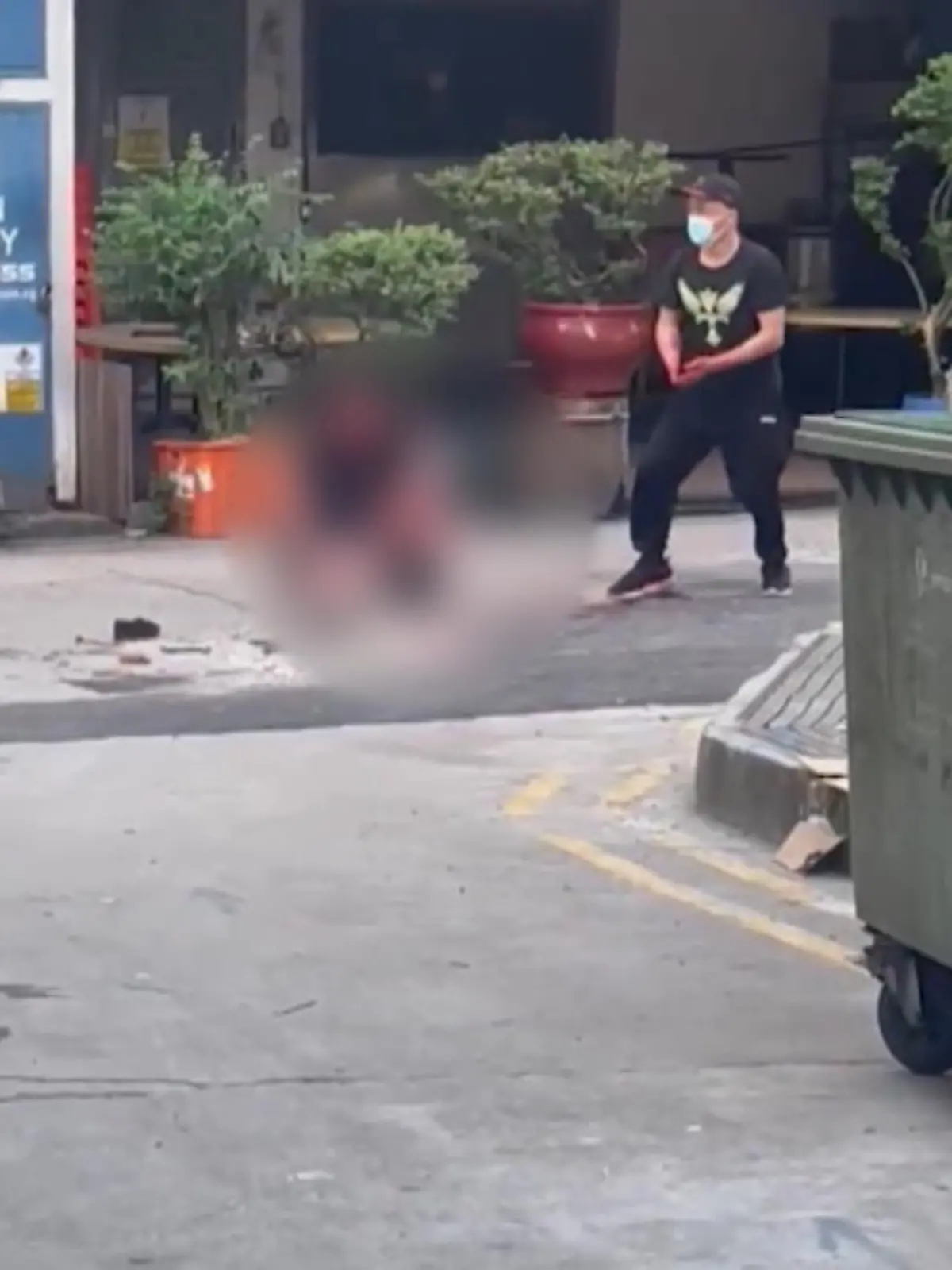 Schockierende Bilder aus Singapur: Ein 46 Jahre alter Mann schlägt auf offener Straße mit einem Beil wiederholt auf eine am Boden liegende Frau ein. Mitarbeiter eines nahegelegenen Restaurants und Anwohner versuchen, den Täter zu stoppen. Als die Polizei am Tatort eintrifft, setzen sie den Mann in der Nähe mit einem Taser außer Gefecht. Sowohl er als auch das Opfer wurden bei Bewusstsein ins Krankenhaus gebracht. Der 46-Jährige wird nun wegen versuchten Mordes angeklagt.
